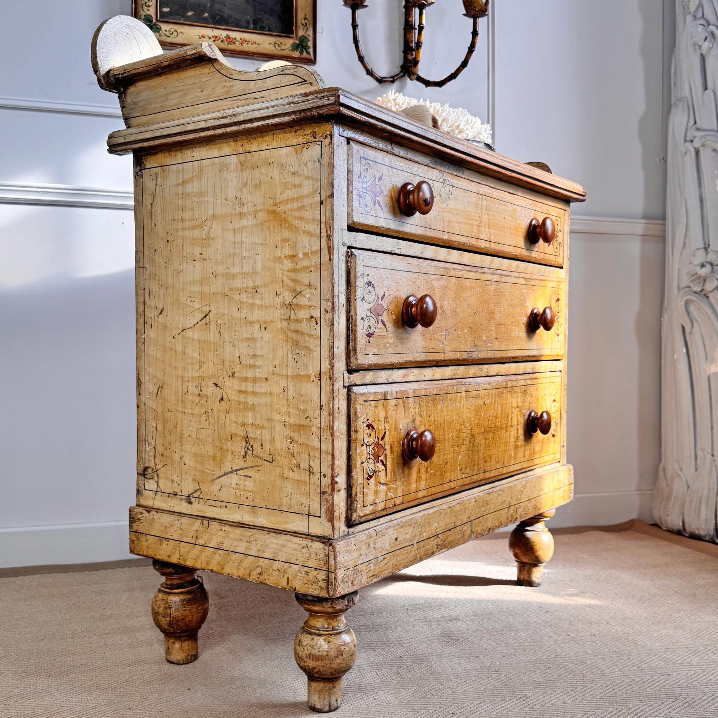 Fait main Ancienne commode peinte Circa 1850 en vente
