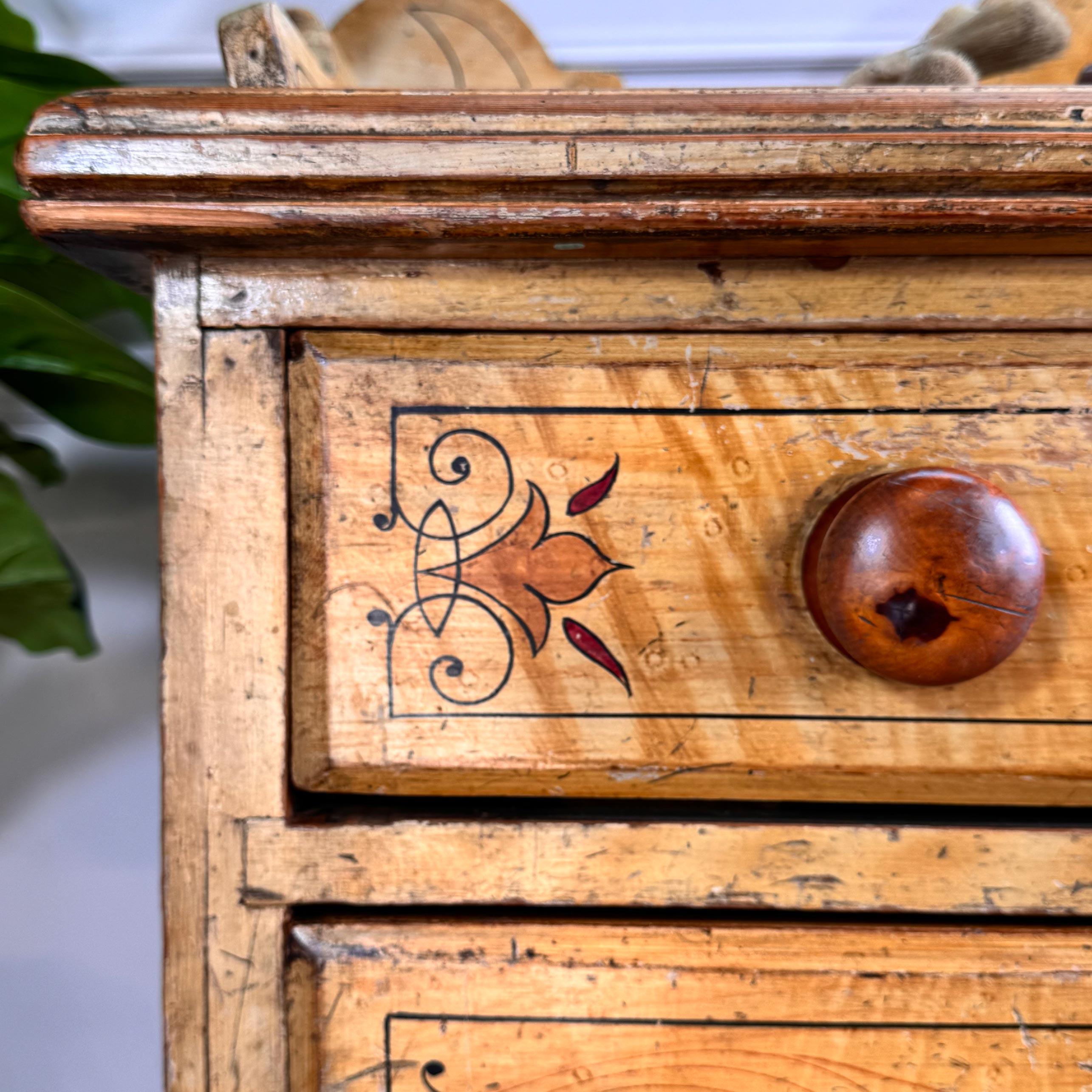 XIXe siècle Ancienne commode peinte Circa 1850 en vente