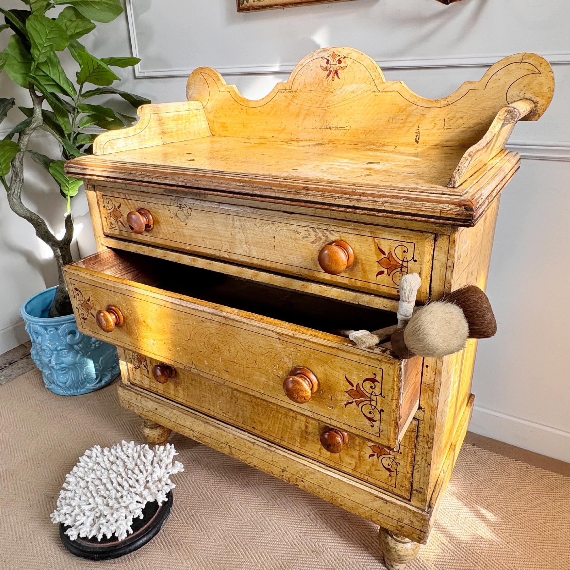 Pin Ancienne commode peinte Circa 1850 en vente