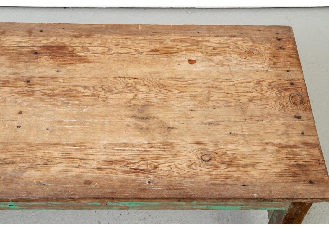 Acquis à l'origine dans l'emblématique magasin de design de New Preston, Connecticut, J. Seitz. Une table ancienne de très bonne facture provenant du New Mexico avec un plateau en bois Nature et de magnifiques traces de peinture Vert Sage sur le