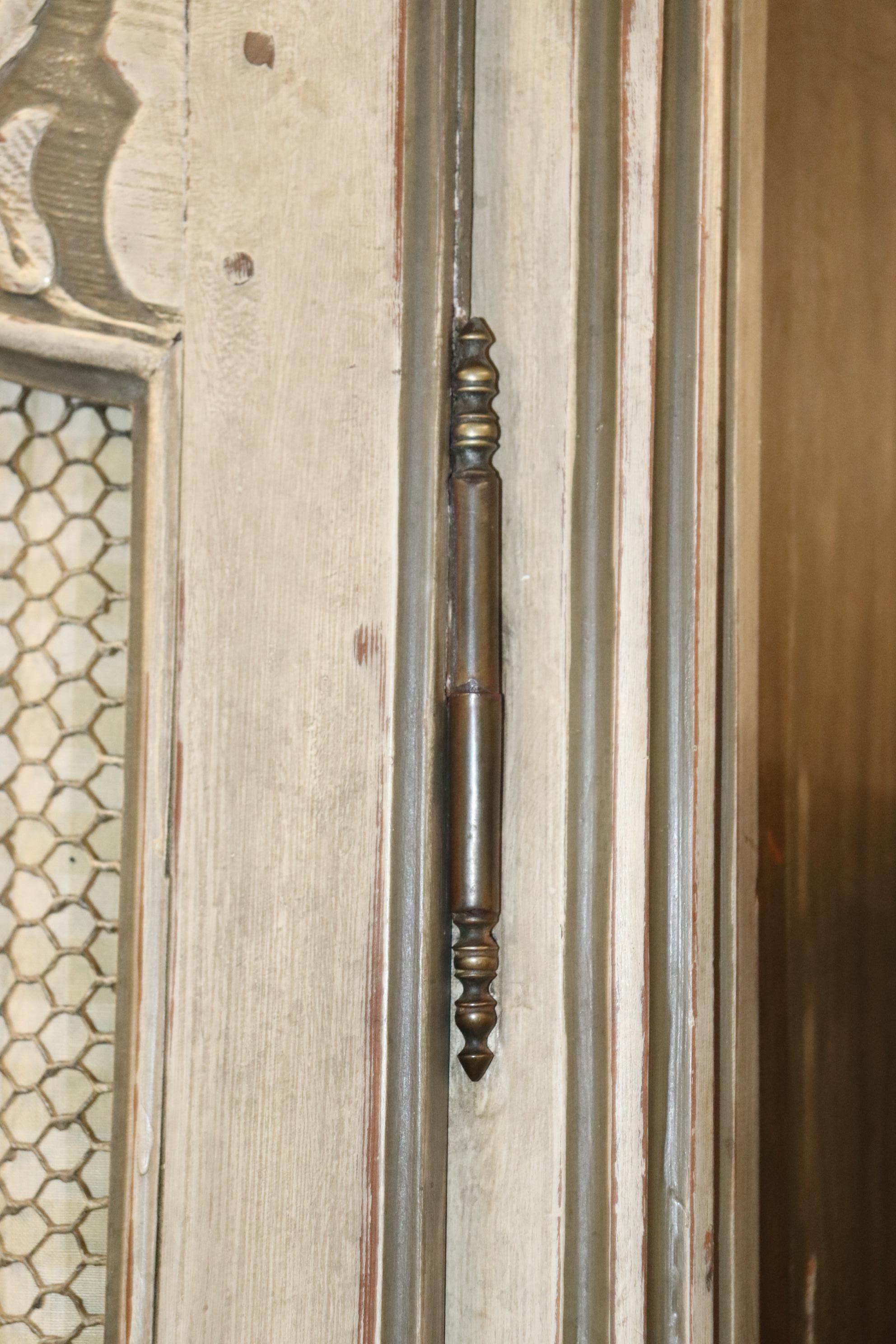 Armoire d'antiquités française du 19ème siècle en gris contrastés, peinte en Normandie 3