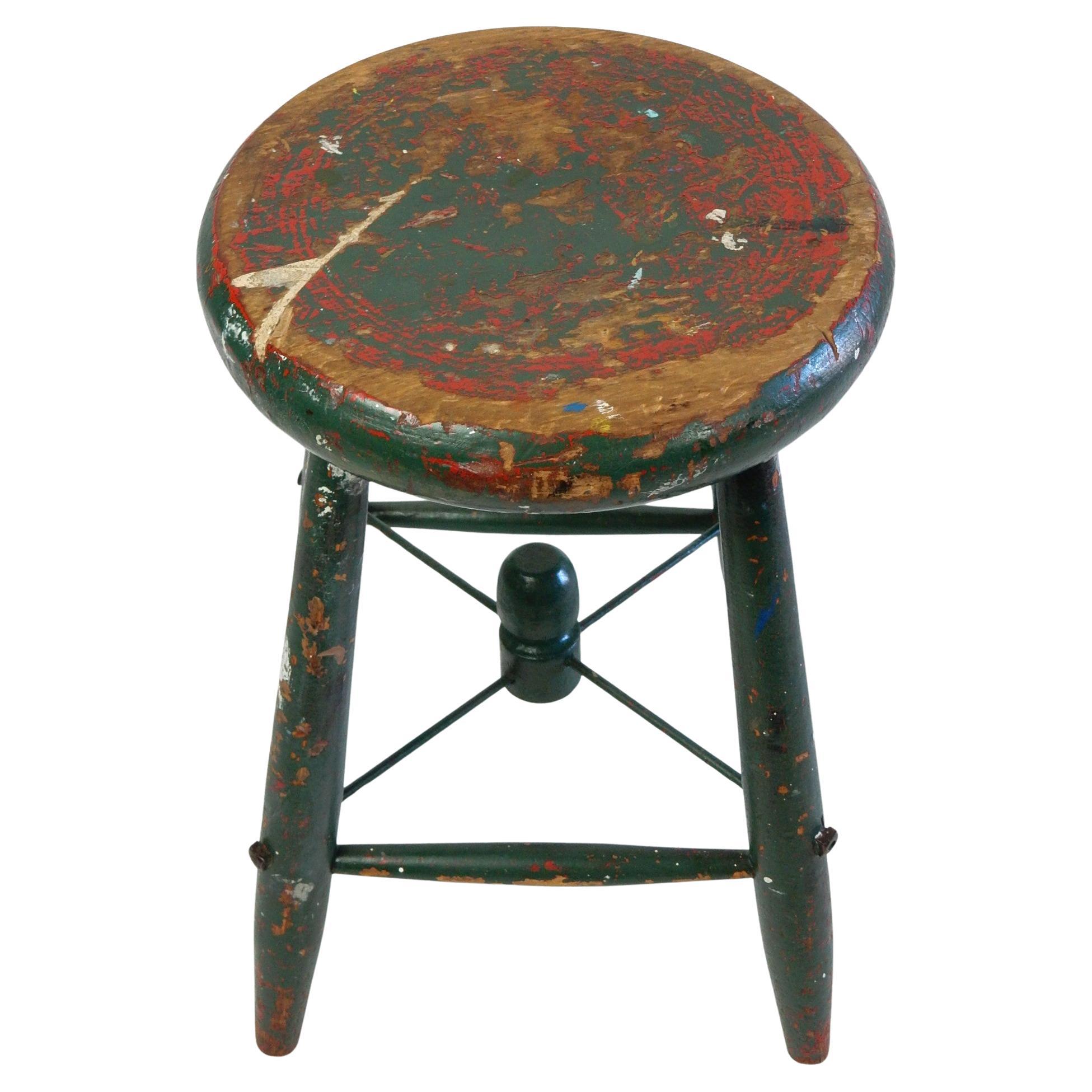 Tabouret d'artiste/peintre en bois vers 1920.
Poignée à bouton avec tiges en acier. Beaucoup de vieilles peintures et de craquelures.
12
