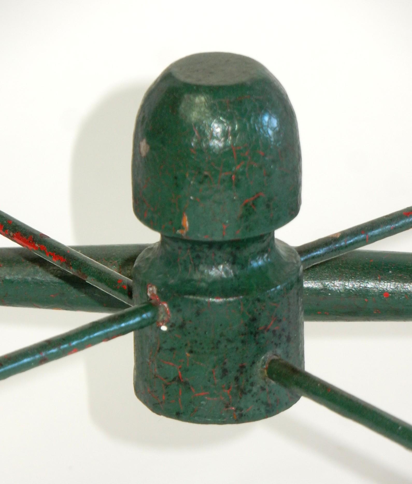 Bois Tabouret d'artiste artisanal peint anciennement en vente