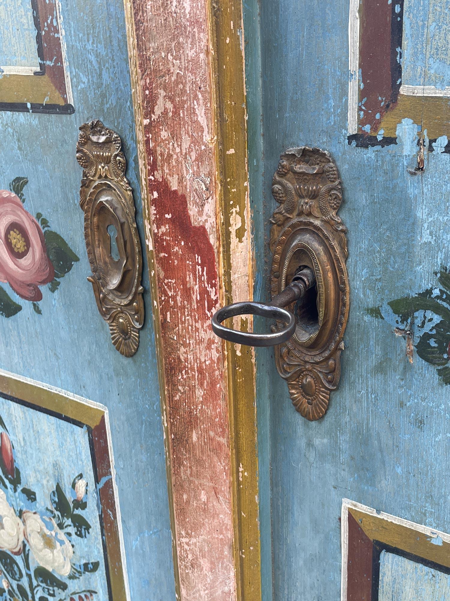 Antiker bemalter Schrank, datiert 1843 im Angebot 7