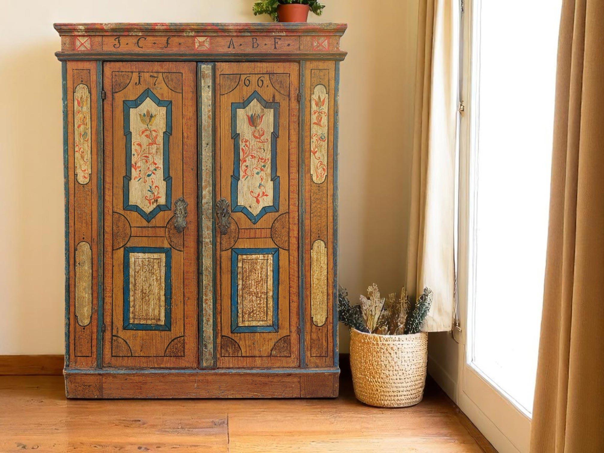 Antique Painted Cupboard with Flowers Dated 1766 Bon état - En vente à Vo', Veneto
