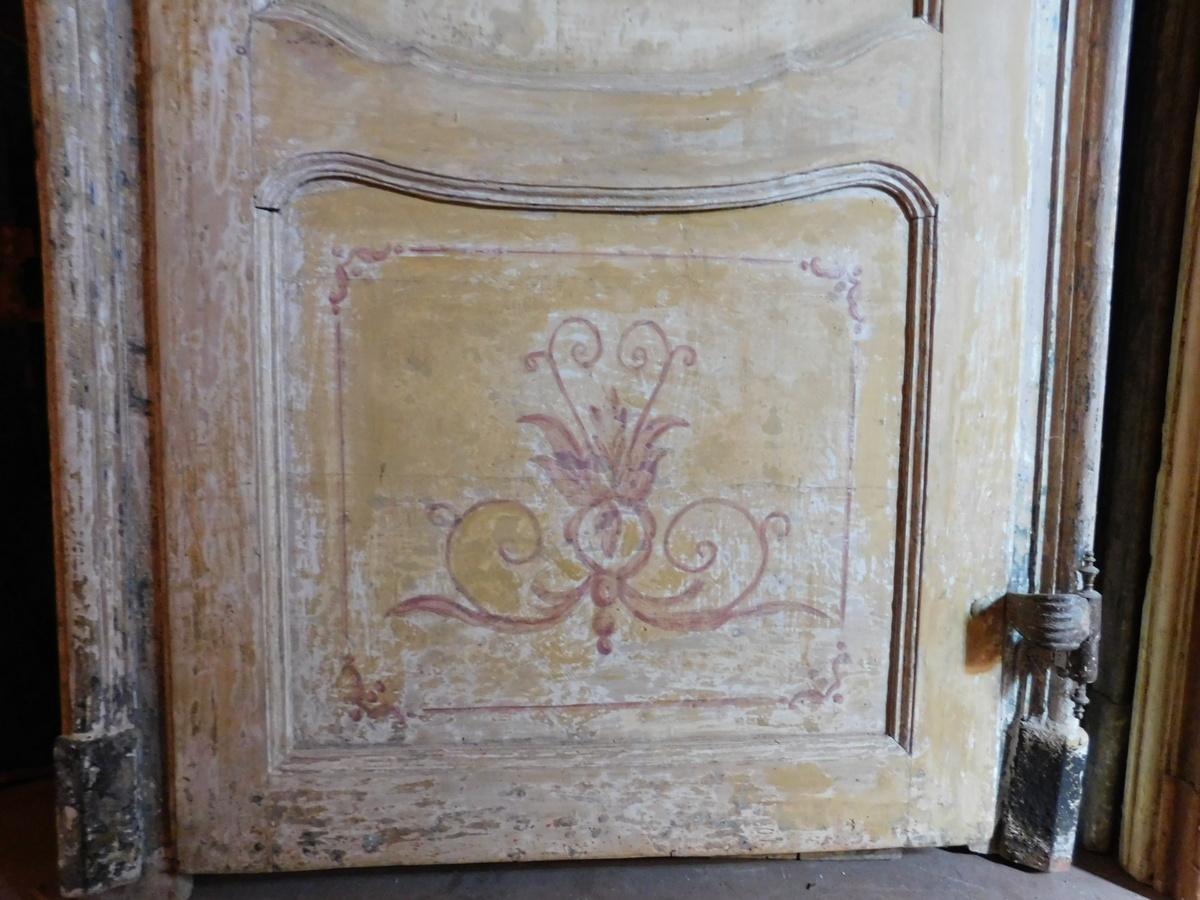 Antike bemalte Tür mit Rahmen und Eisen, gelb, 18. Jahrhundert Italien (Handgeschnitzt) im Angebot