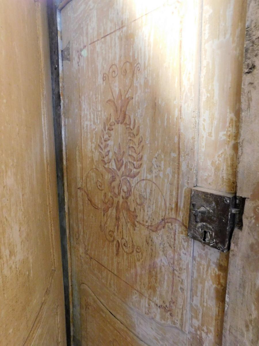 Antike bemalte Tür mit Rahmen und Eisen, gelb, 18. Jahrhundert Italien im Zustand „Gut“ im Angebot in Cuneo, Italy (CN)