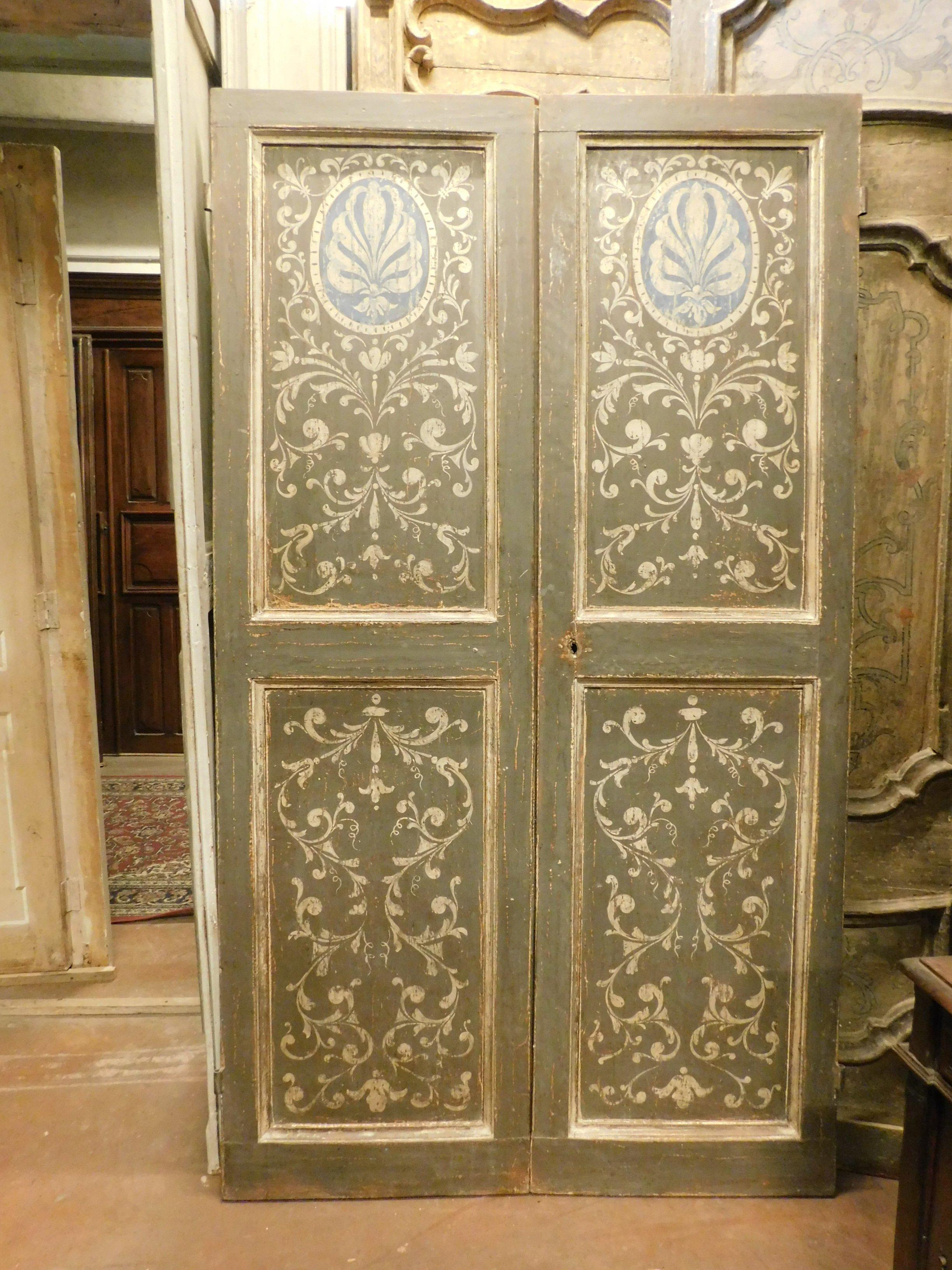 Antique double door painted, without frame with hand painted baroque motifs, gray background with white decorations and blue emblem, produced in the Florence of the 18th century, Italian craftsmanship.
Very charming and of great visual impact, it