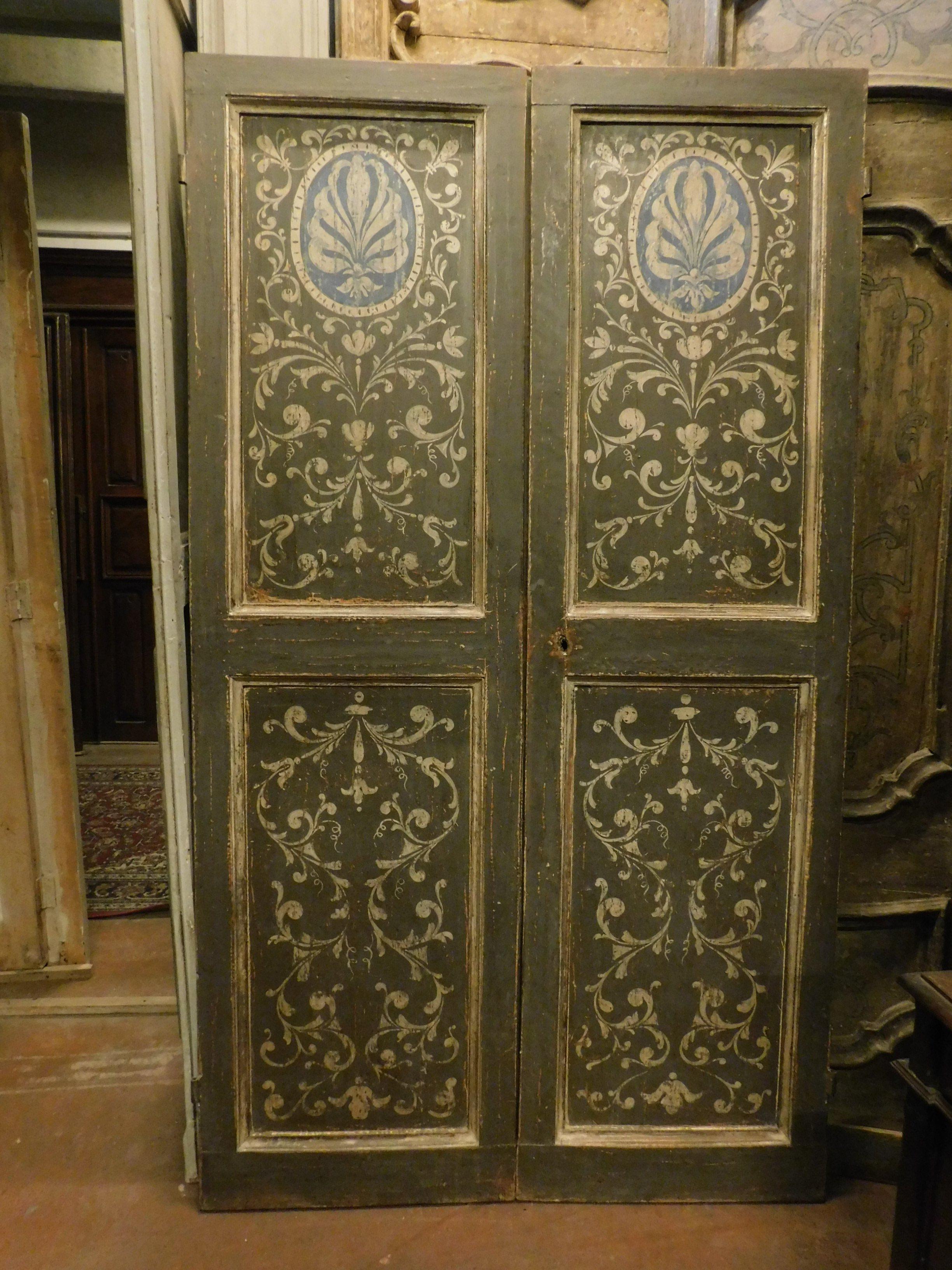 Antique Painted Double Door, Grey and Blue Baroque Motifs, 18th Century, Italy In Good Condition For Sale In Cuneo, Italy (CN)