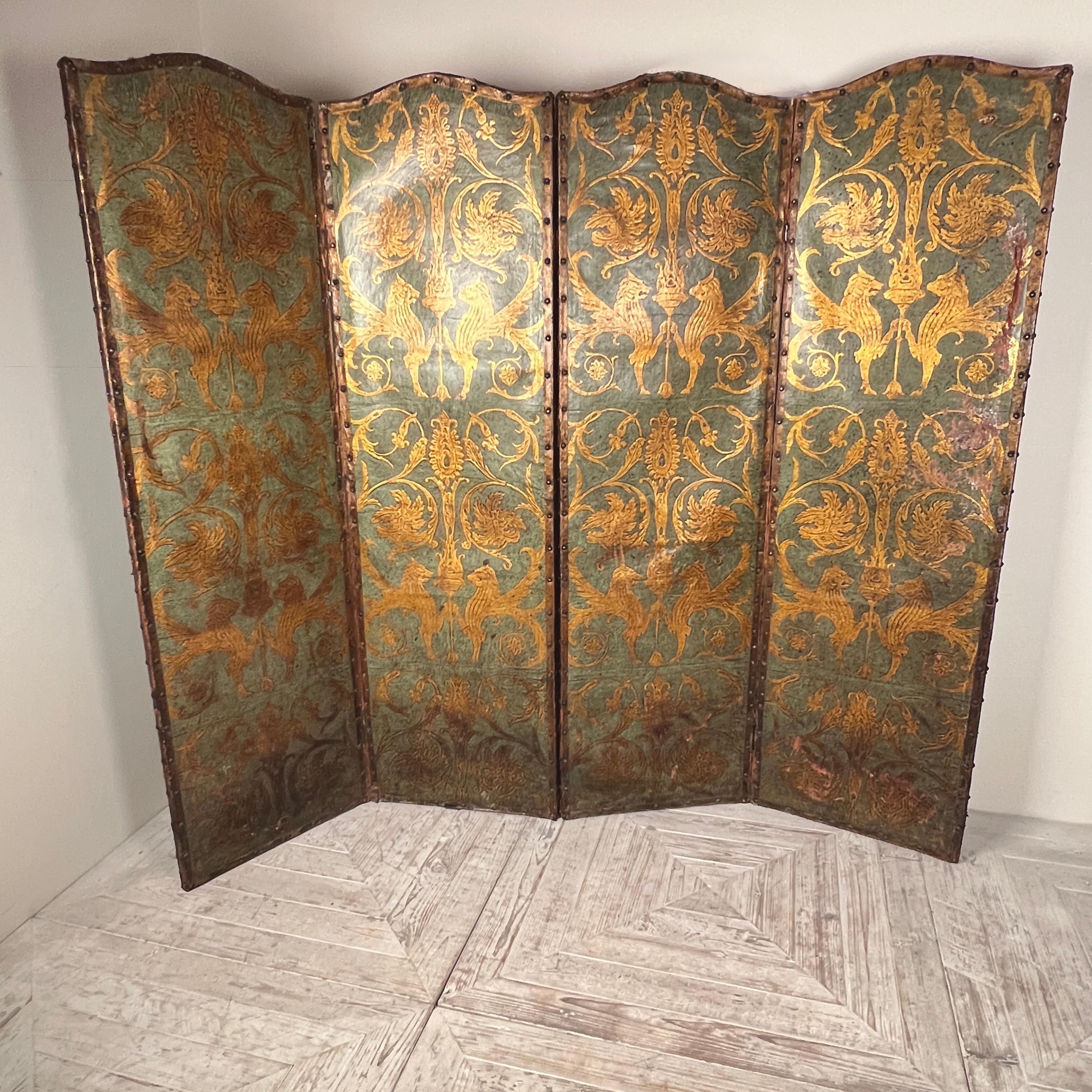 Edoardiano Paravento o divisorio antico in pelle dipinta e goffrata a quattro pieghe in vendita