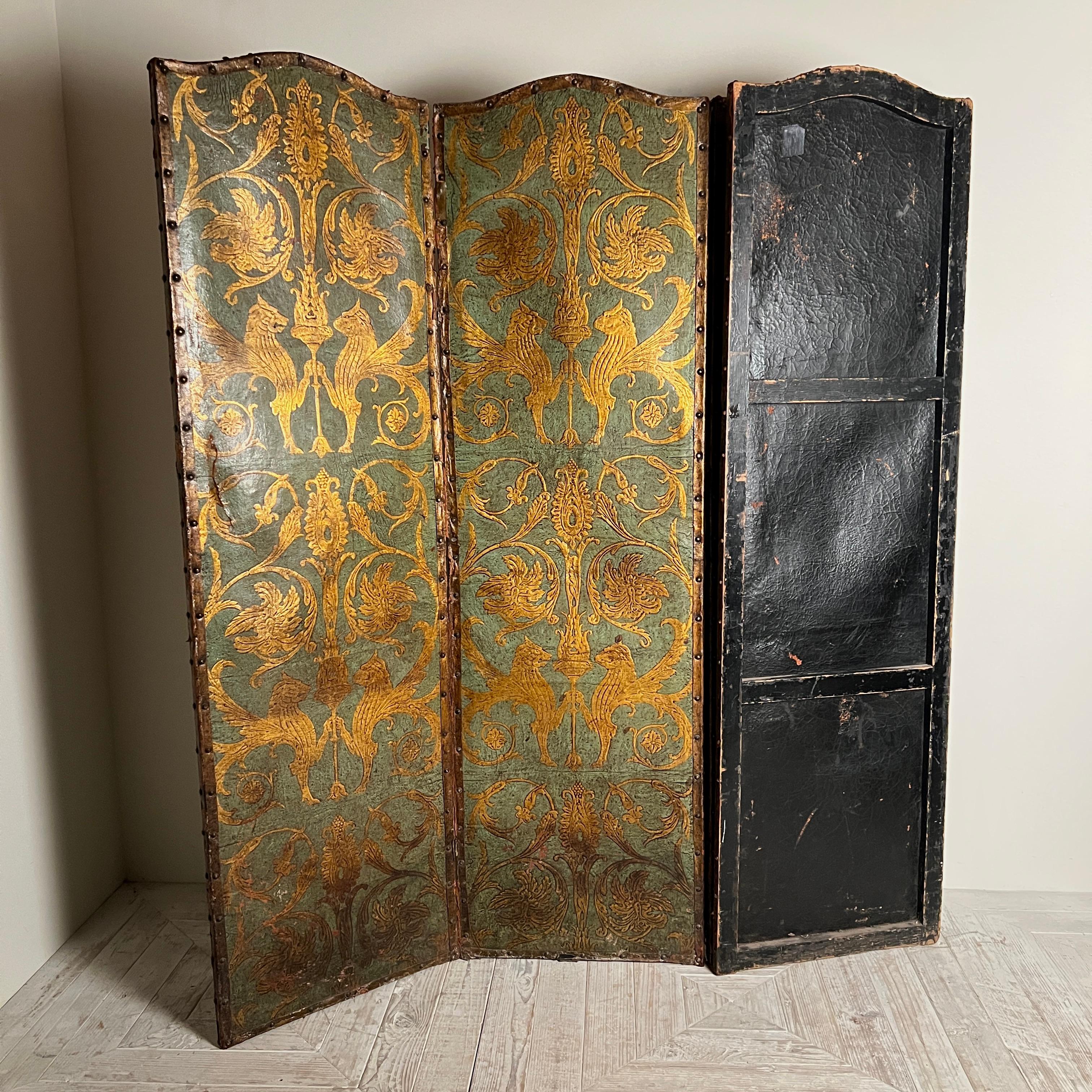 Inglese Paravento o divisorio antico in pelle dipinta e goffrata a quattro pieghe in vendita