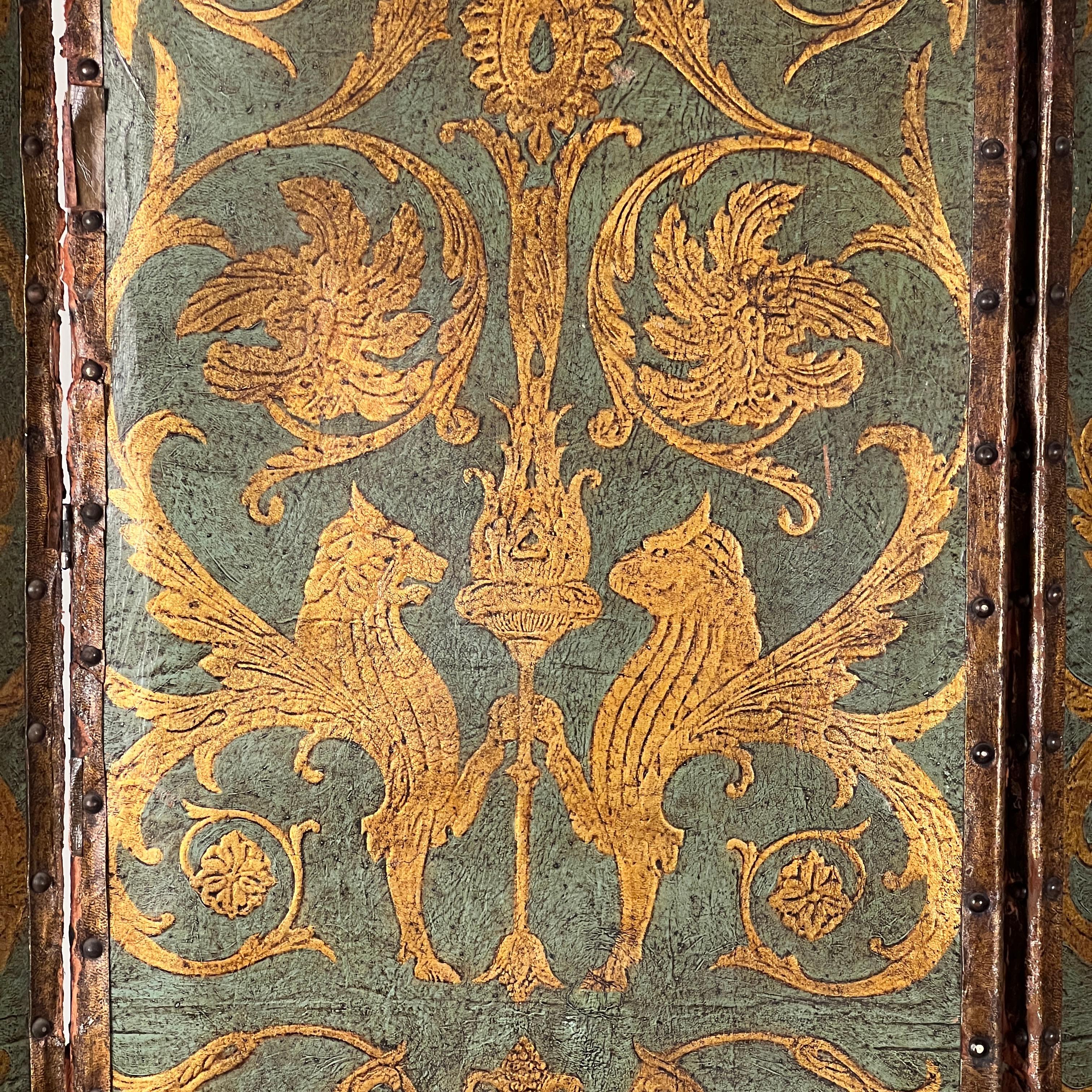 Paravento o divisorio antico in pelle dipinta e goffrata a quattro pieghe In condizioni buone in vendita a London, GB