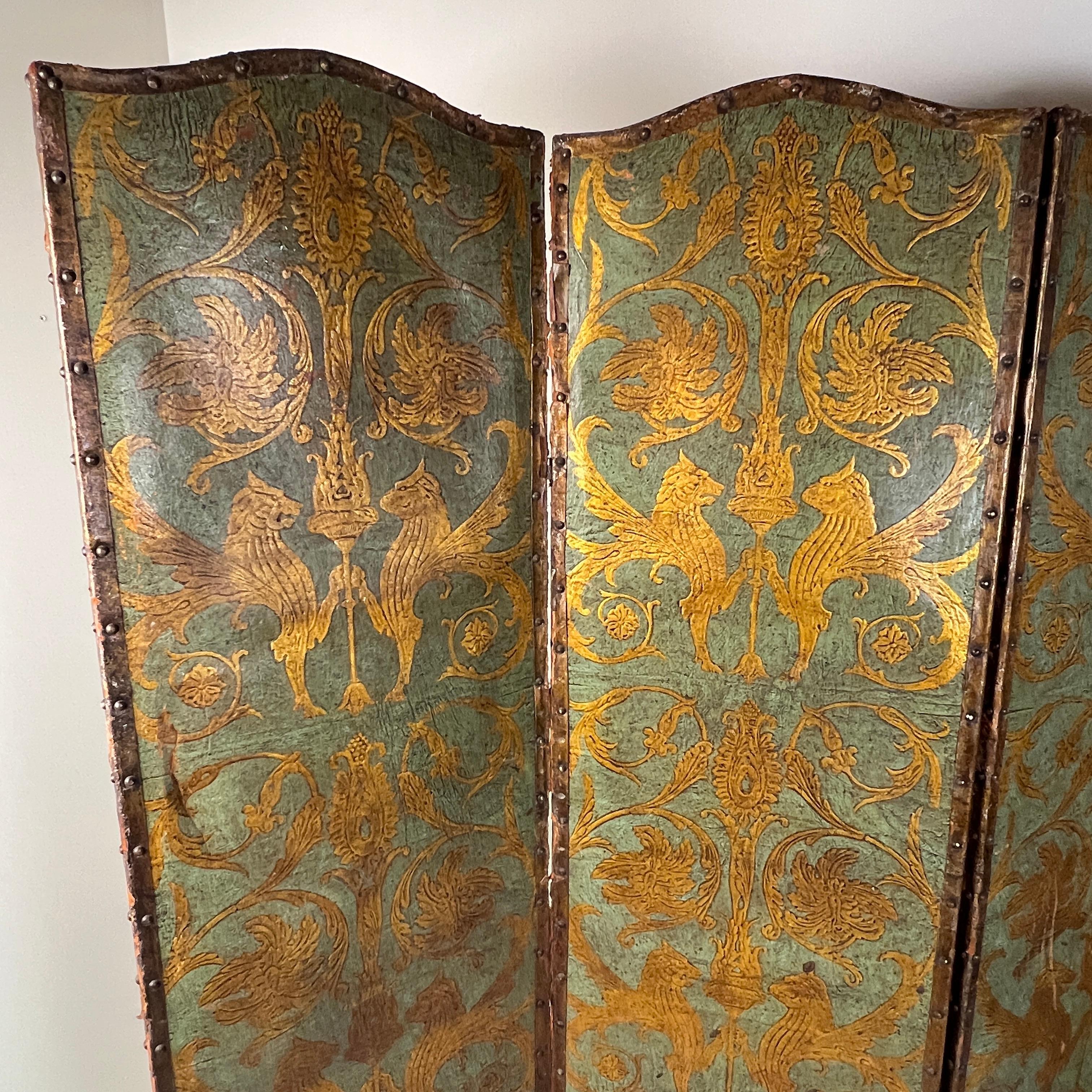 Inizio XX secolo Paravento o divisorio antico in pelle dipinta e goffrata a quattro pieghe in vendita