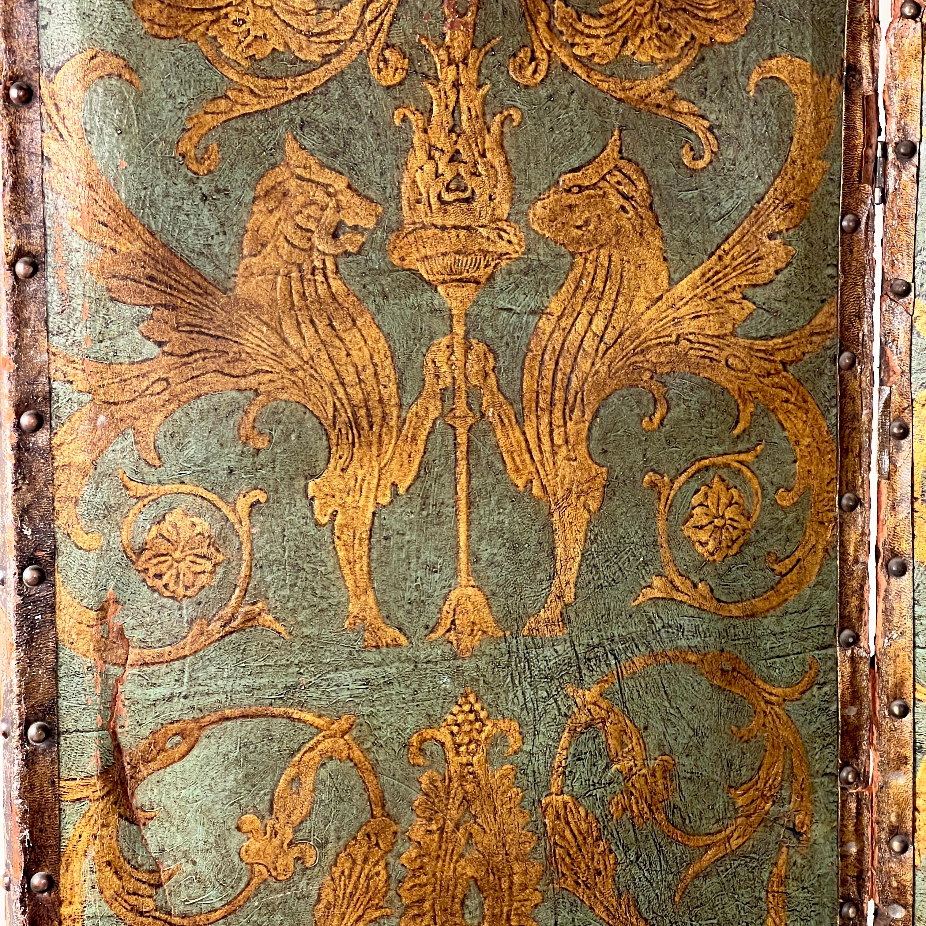 Pelle Paravento o divisorio antico in pelle dipinta e goffrata a quattro pieghe in vendita