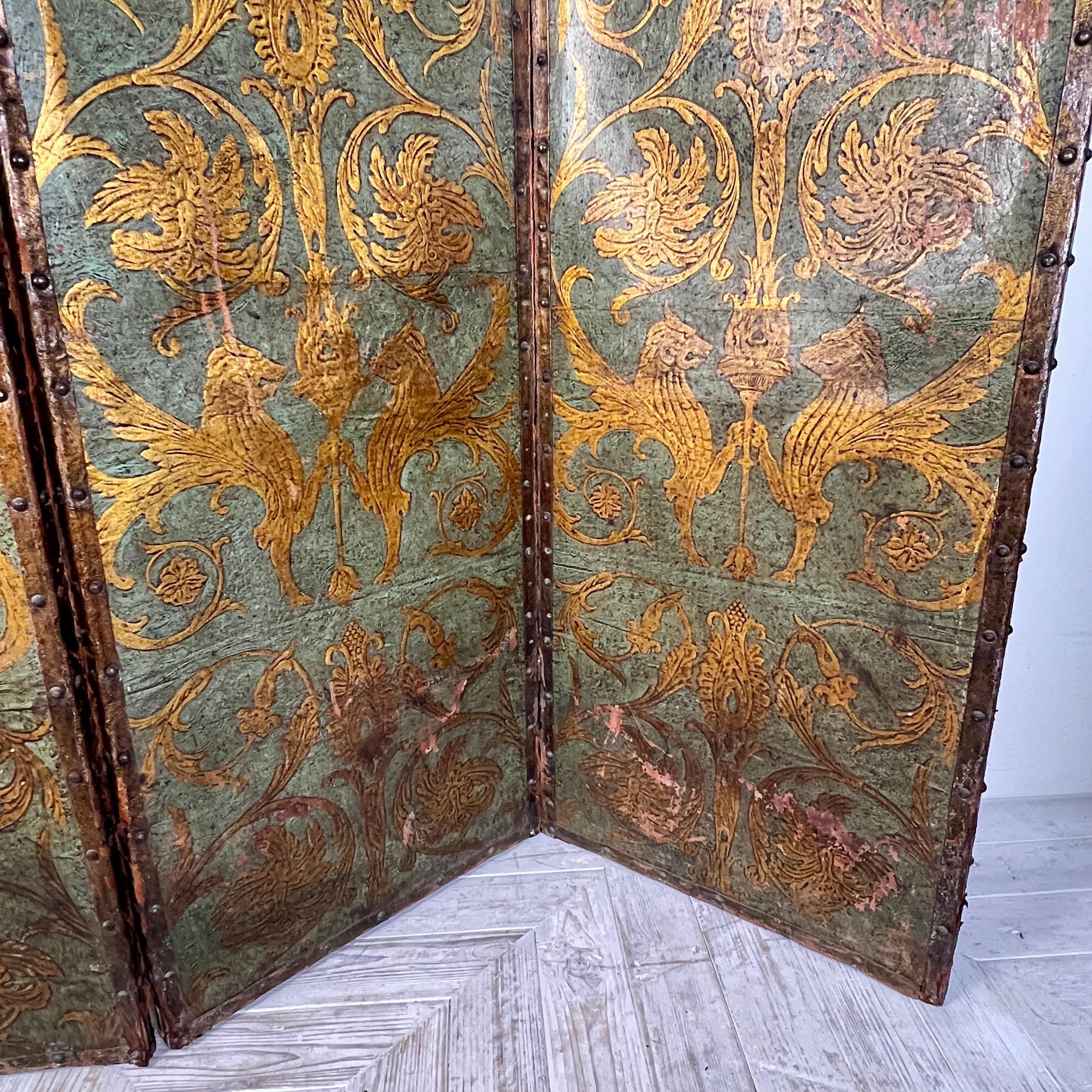 Paravento o divisorio antico in pelle dipinta e goffrata a quattro pieghe in vendita 1