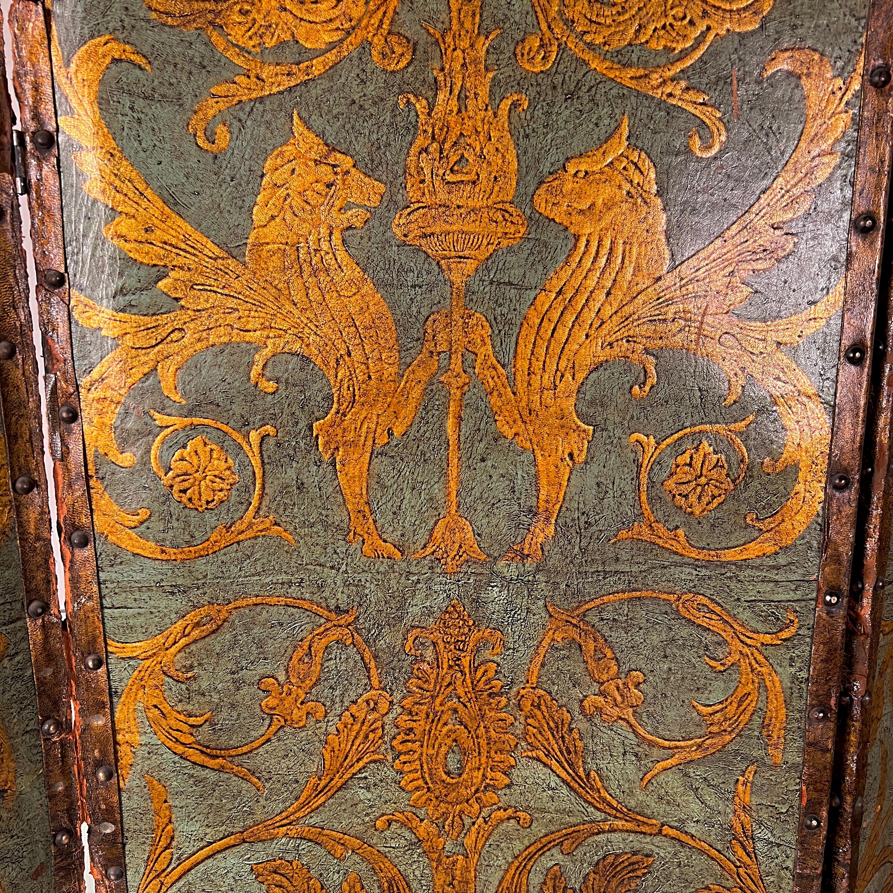 Paravento o divisorio antico in pelle dipinta e goffrata a quattro pieghe in vendita 2