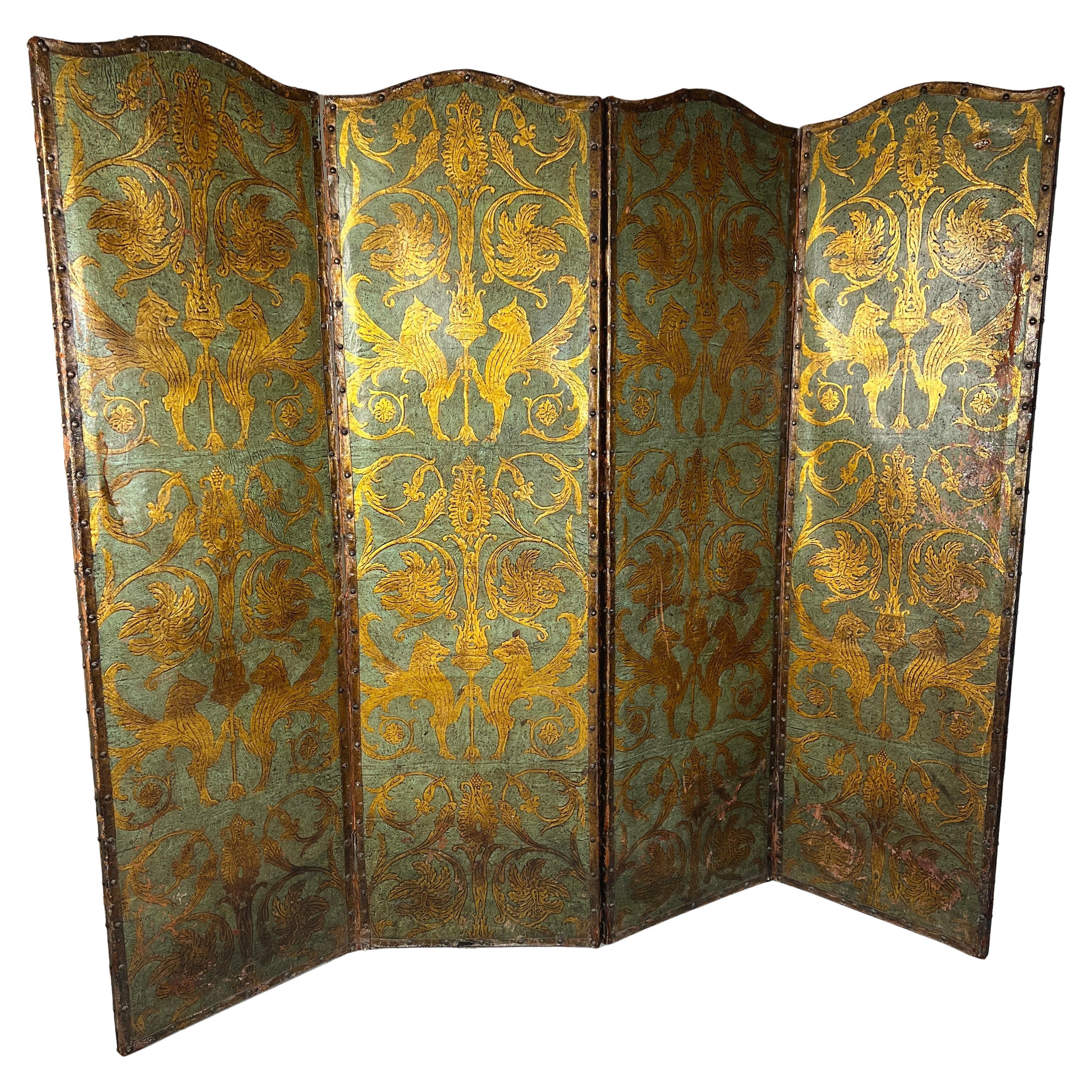 Paravento o divisorio antico in pelle dipinta e goffrata a quattro pieghe