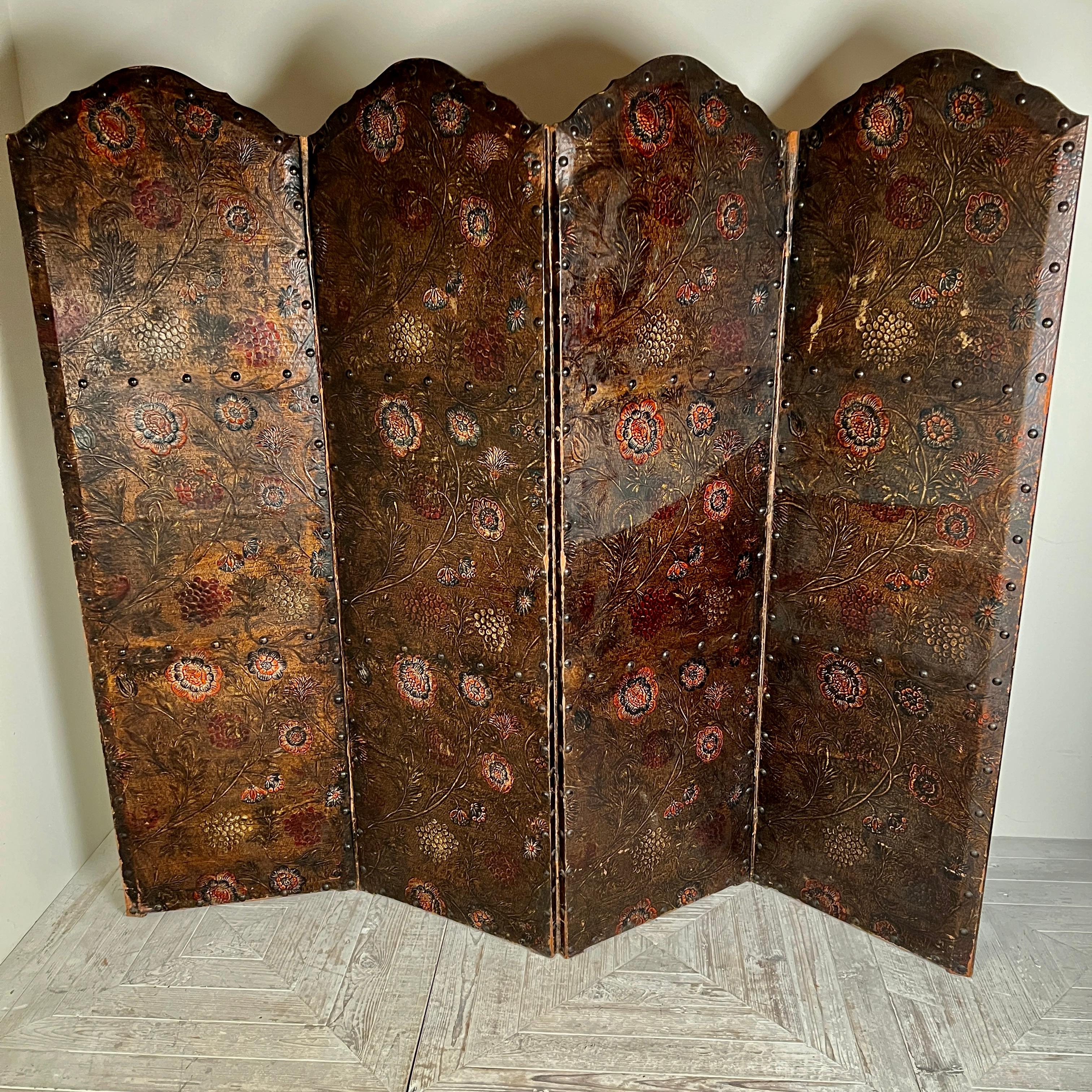 Inizio XX secolo Antico paravento a quattro ante in pelle dipinta e goffrata Circa 1910 in vendita