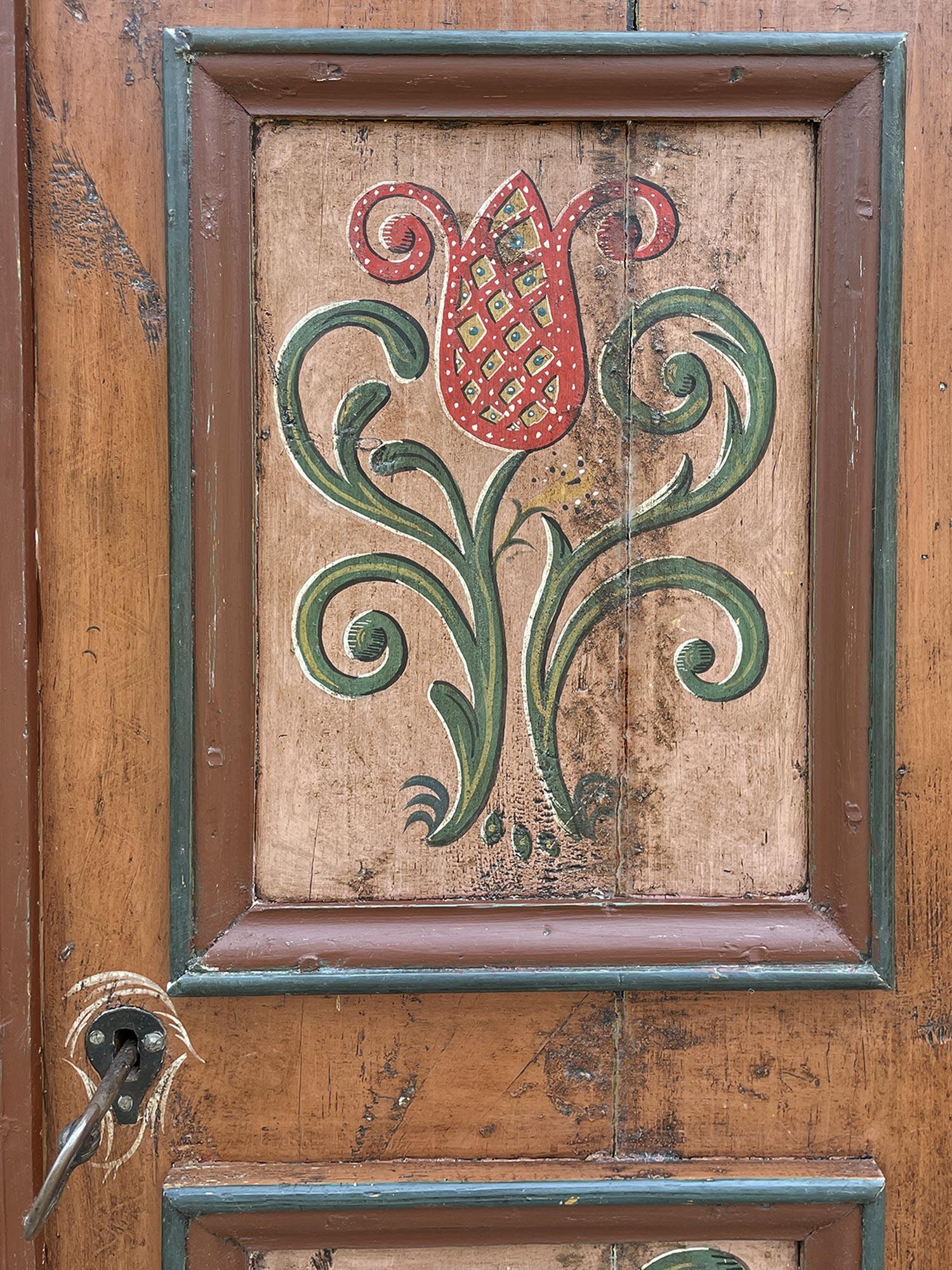 Antiker bemalter Blumenschrank, datiert 1743 im Angebot 2