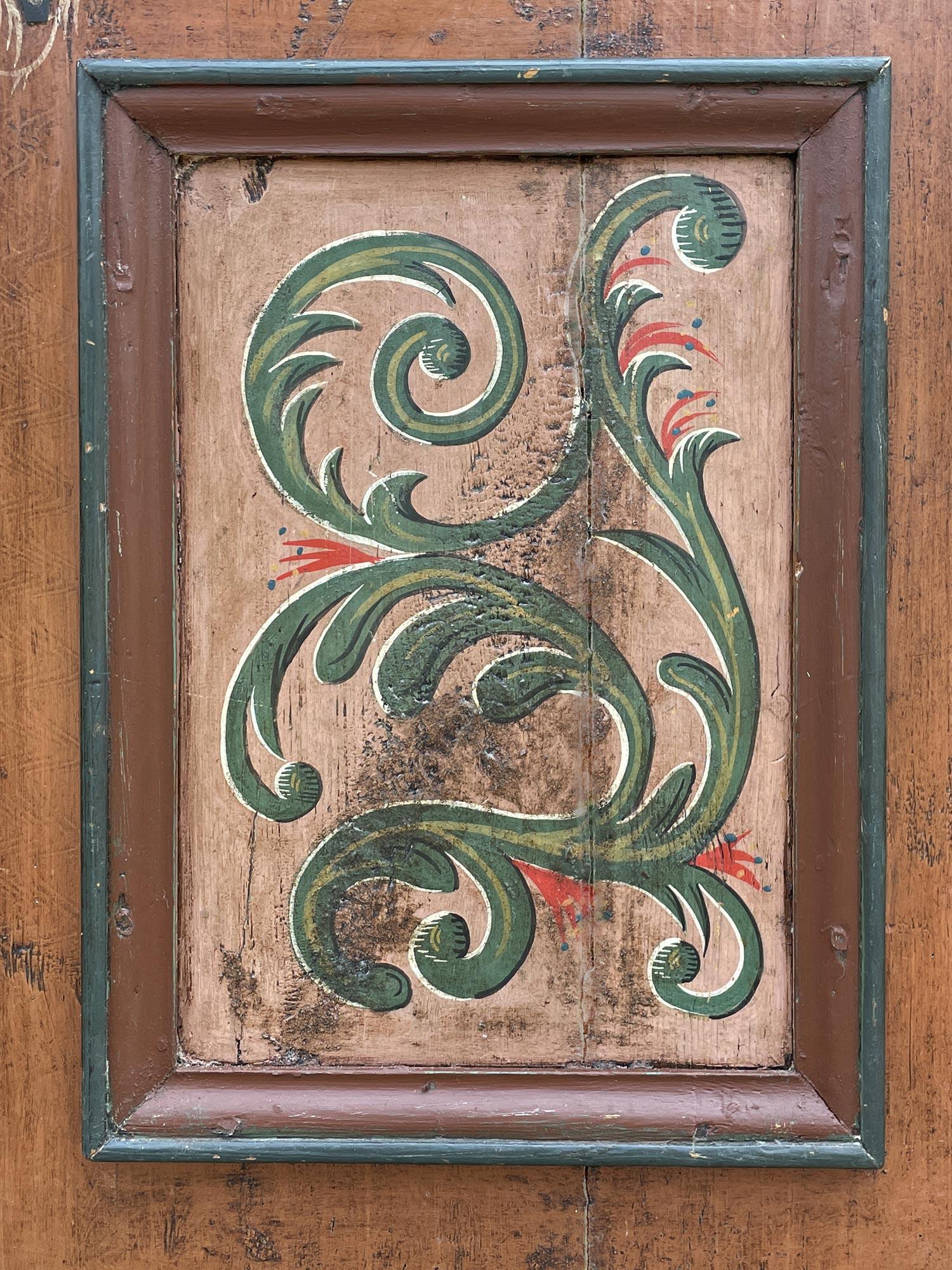 Antiker bemalter Blumenschrank, datiert 1743 im Angebot 4
