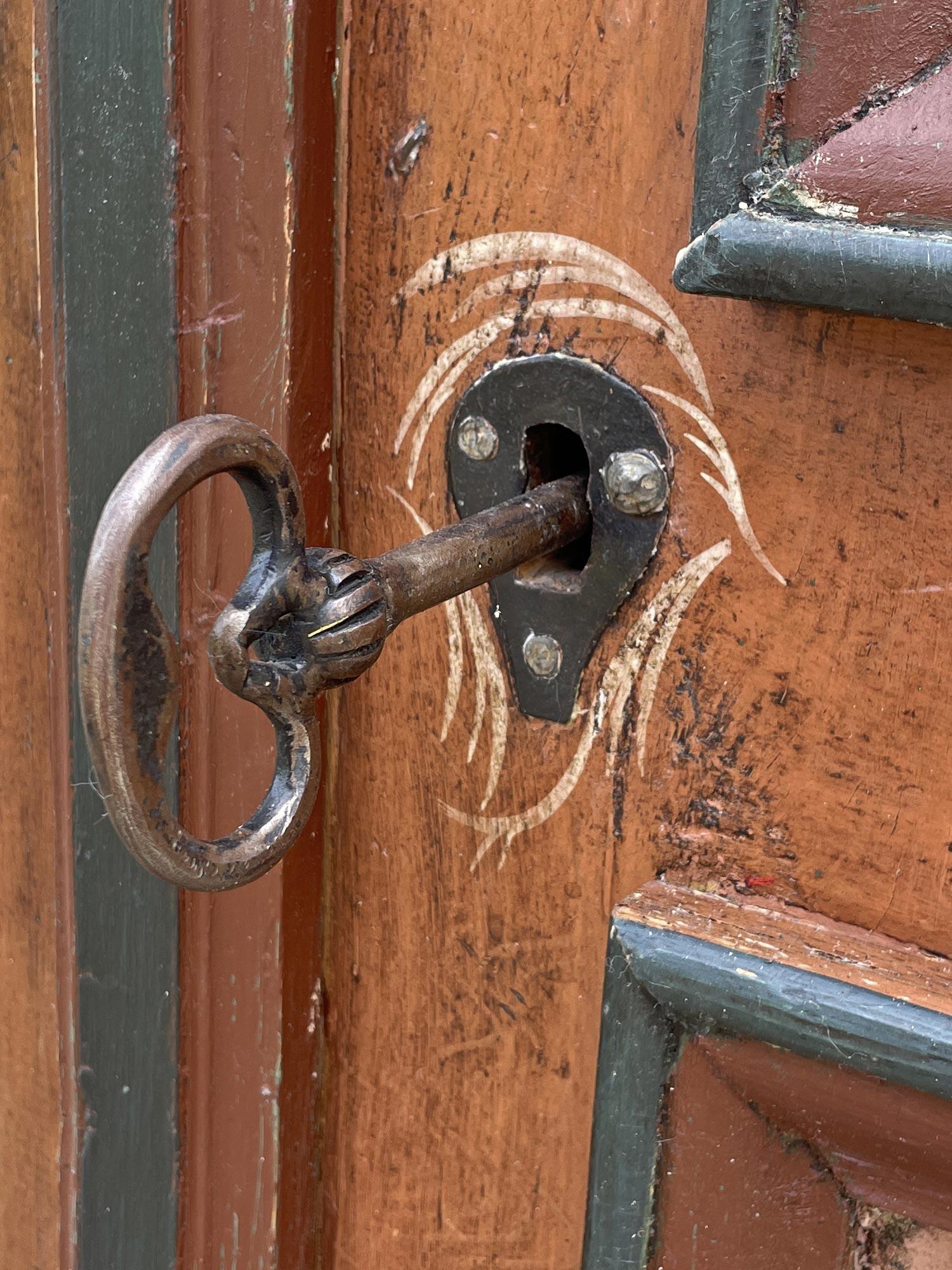Antiker bemalter Blumenschrank, datiert 1743 im Angebot 5