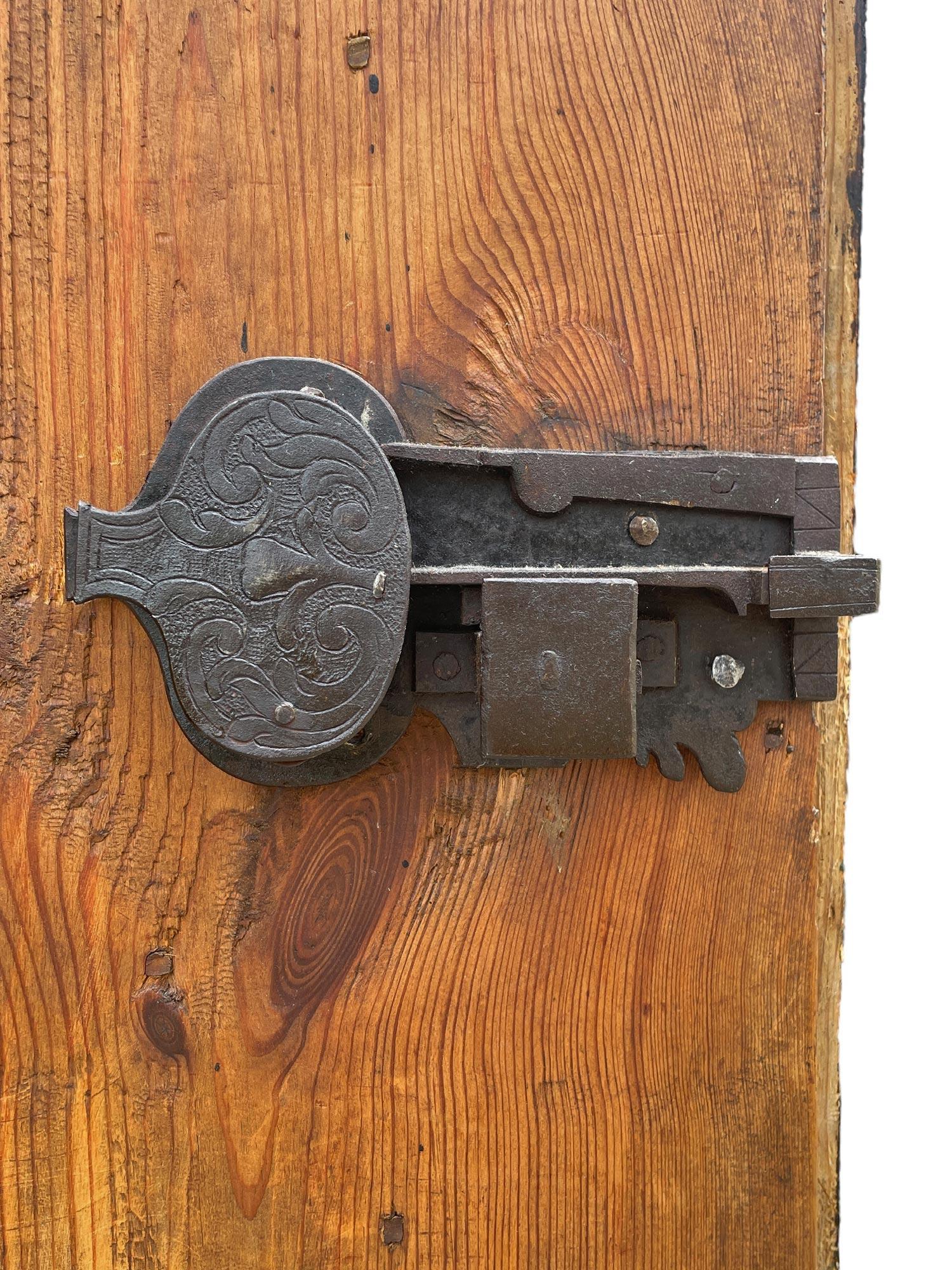 Antiker bemalter Blumenschrank, datiert 1743 im Angebot 7