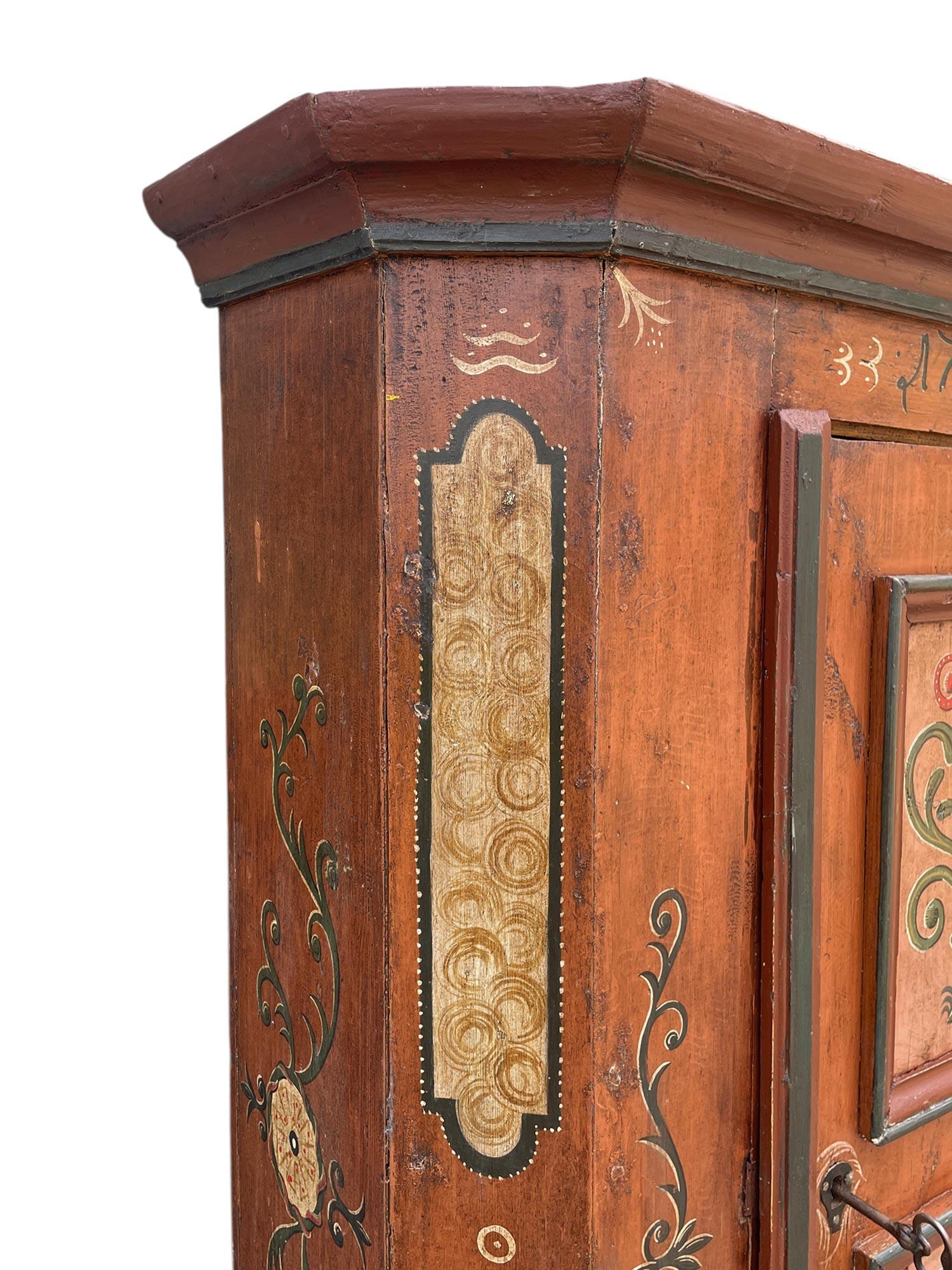 Antiker bemalter Blumenschrank, datiert 1743 im Angebot 8