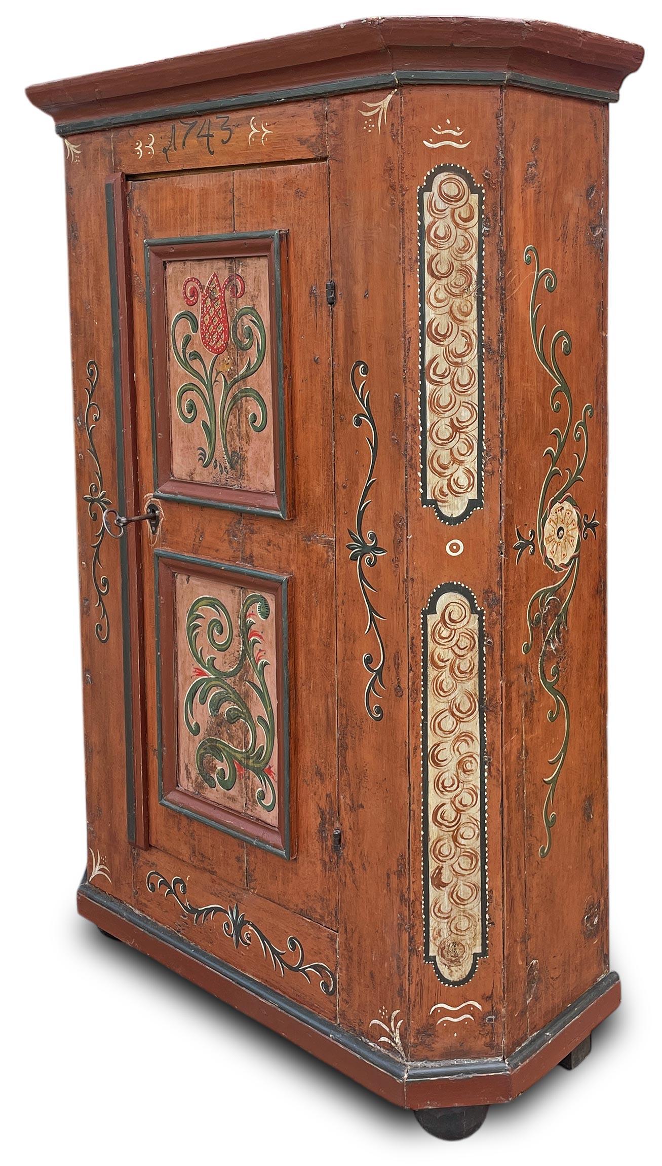 Antiker bemalter Blumenschrank, datiert 1743

Holzart: Tanne
Zeitraum: Datiert 1743
Herkunft: Tirol

Abmessungen:
Höhe: 175 cm  68.8 in
Breite: 110 cm (123 cm mit Rahmen)  43.3 Zoll (48,42 Zoll mit Rahmen)
Tiefe: 42 cm (49 cm mit Rahmen)  16.53 Zoll
