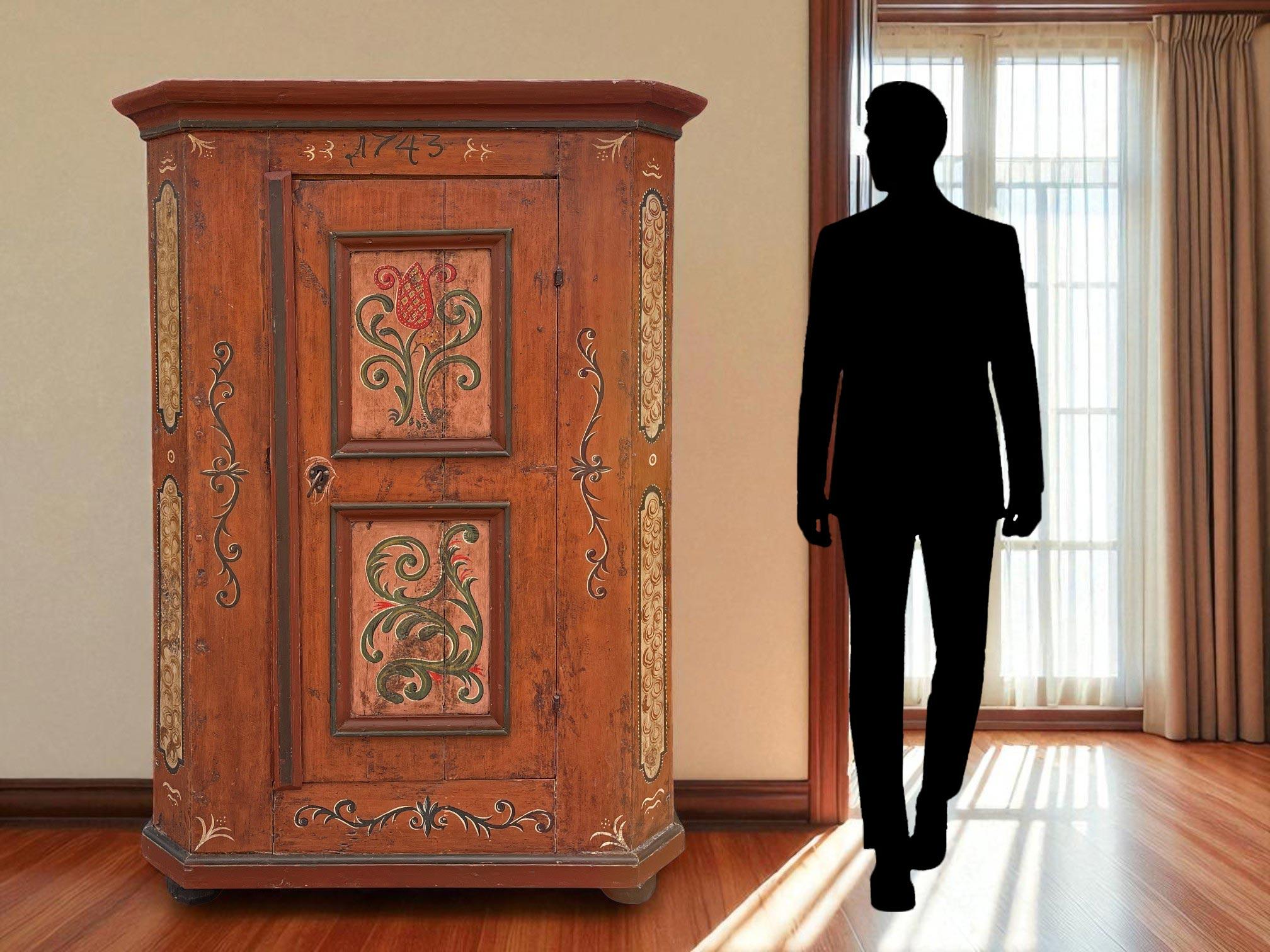 Antiker bemalter Blumenschrank, datiert 1743 im Angebot 12