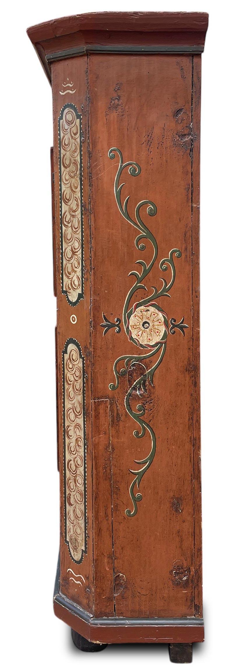 Antiker bemalter Blumenschrank, datiert 1743 (German) im Angebot