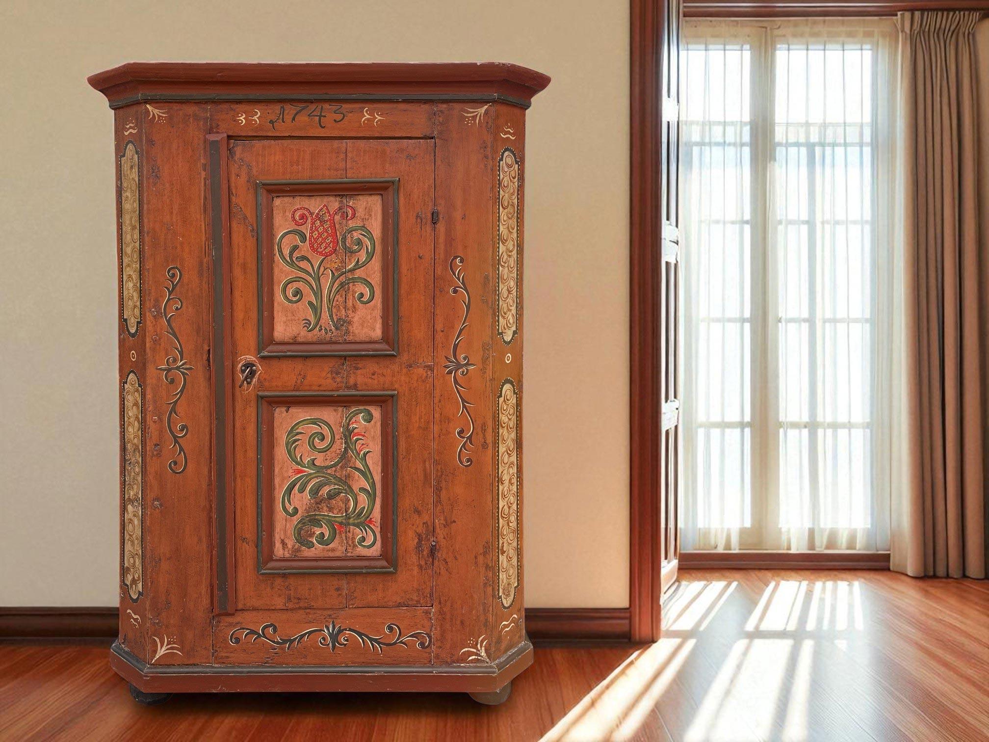 Antiker bemalter Blumenschrank, datiert 1743 (Gemalt) im Angebot