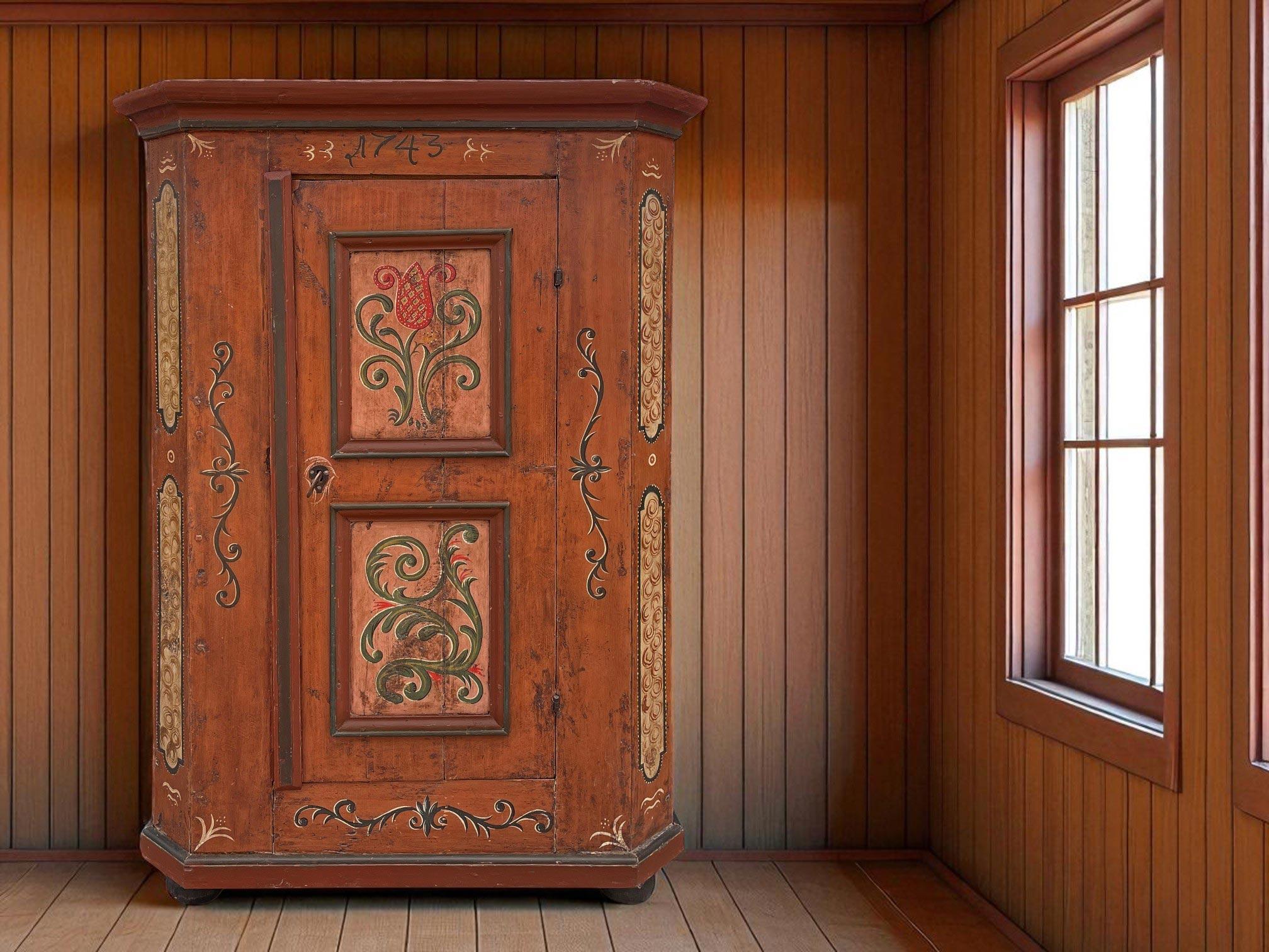 Antiker bemalter Blumenschrank, datiert 1743 (Mid-18th Century) im Angebot