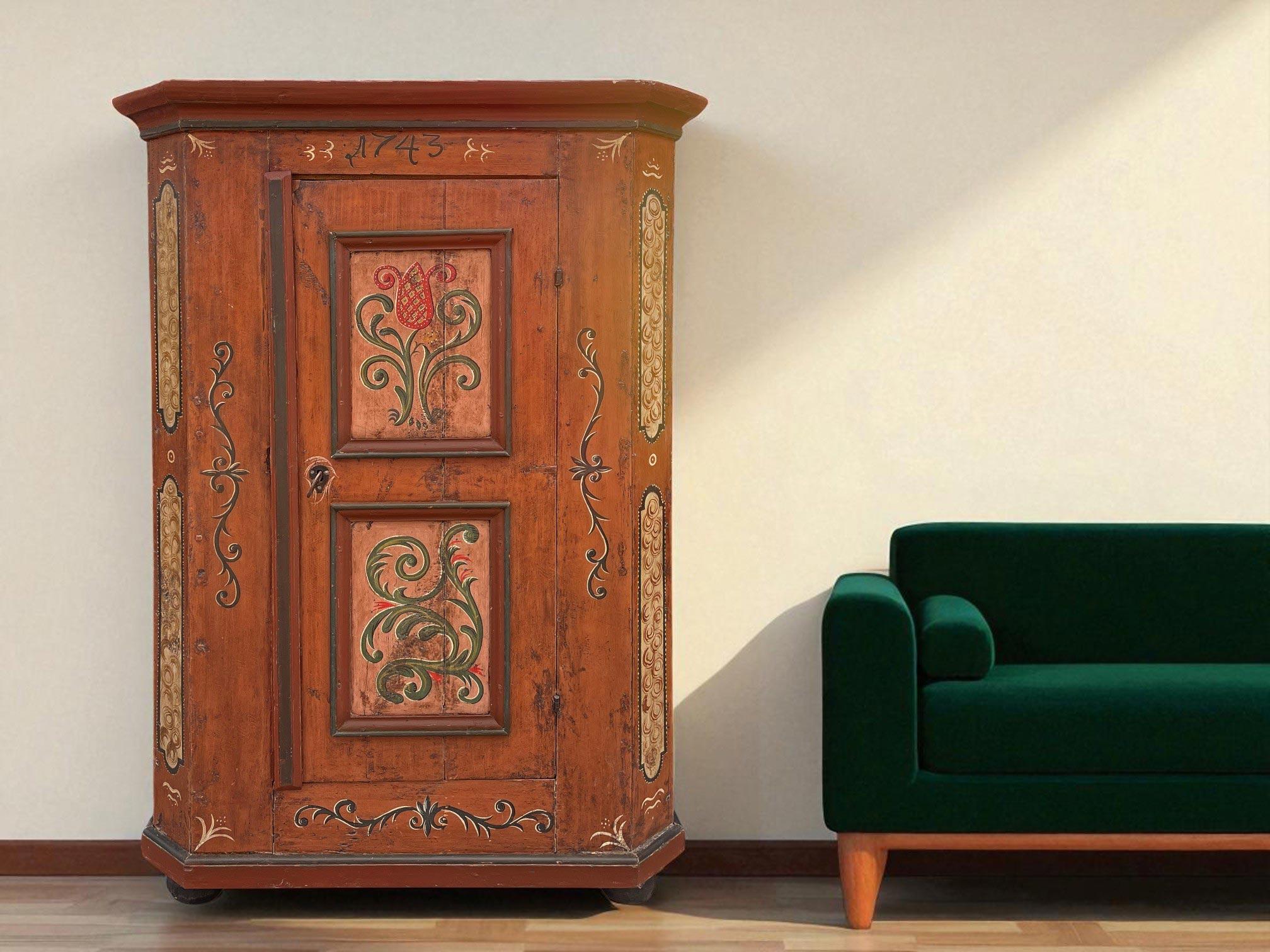 Antiker bemalter Blumenschrank, datiert 1743 im Angebot 1