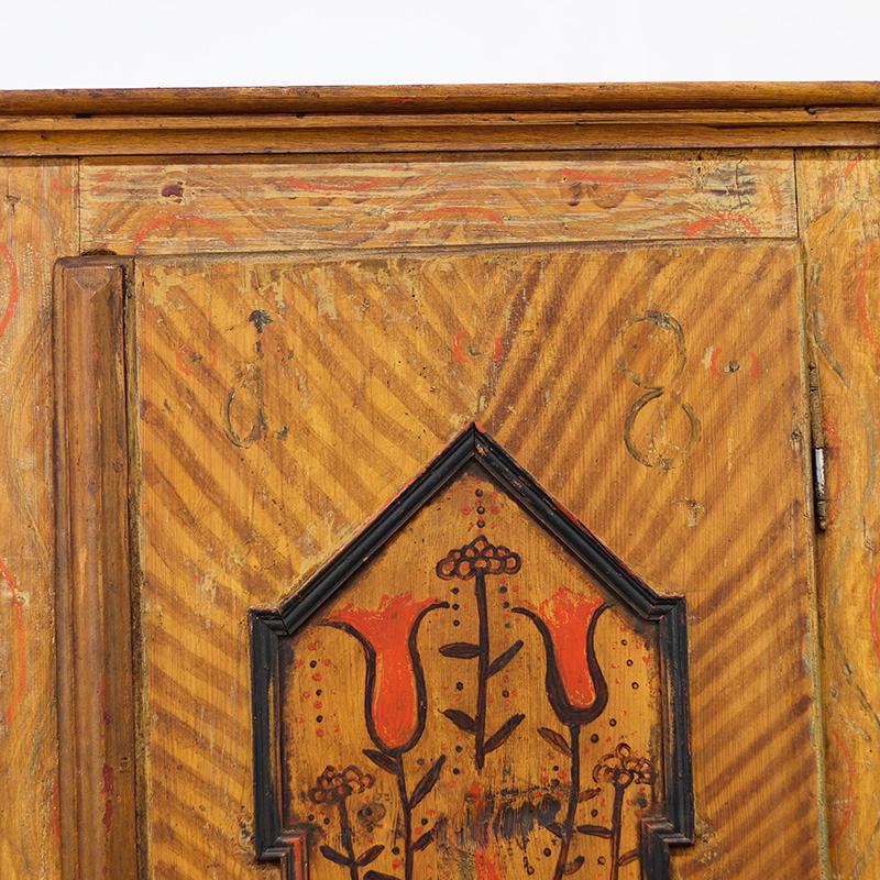 Antique Painted Folk Art Farmhouse Bridal Cabinet 1815 en venta 2