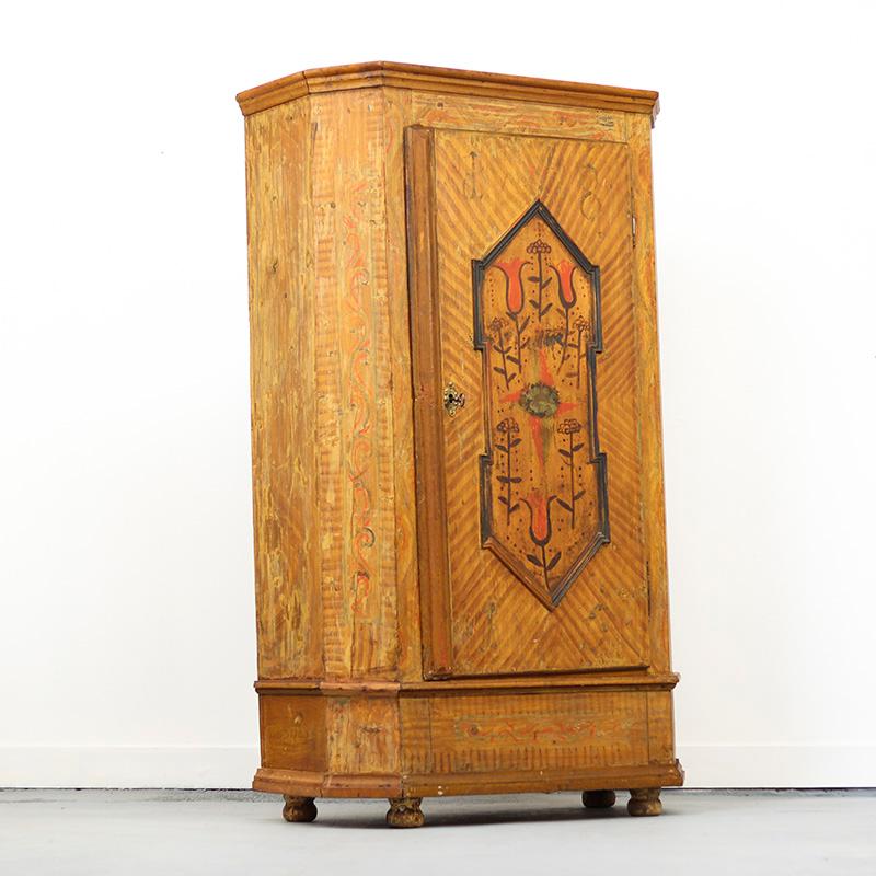 Antique Painted Folk Art Farmhouse Bridal Cabinet 1815 en venta 3