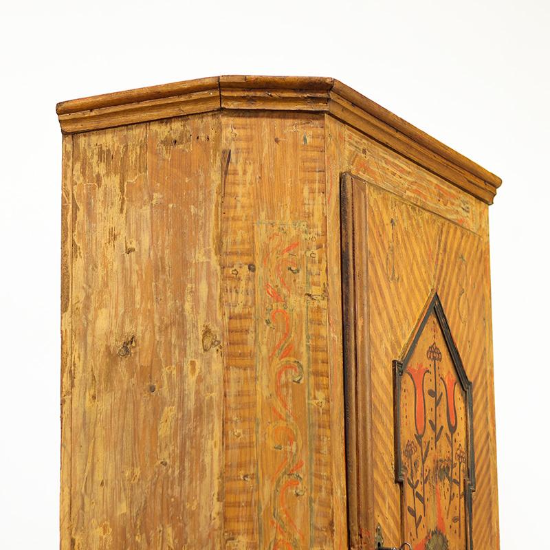 Antique Painted Folk Art Farmhouse Bridal Cabinet 1815 en venta 4