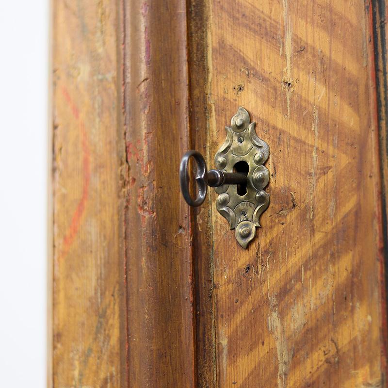 Antique Painted Folk Art Farmhouse Bridal Cabinet 1815 en Bastante bueno estado para la venta en OOSTERHOUT, NL