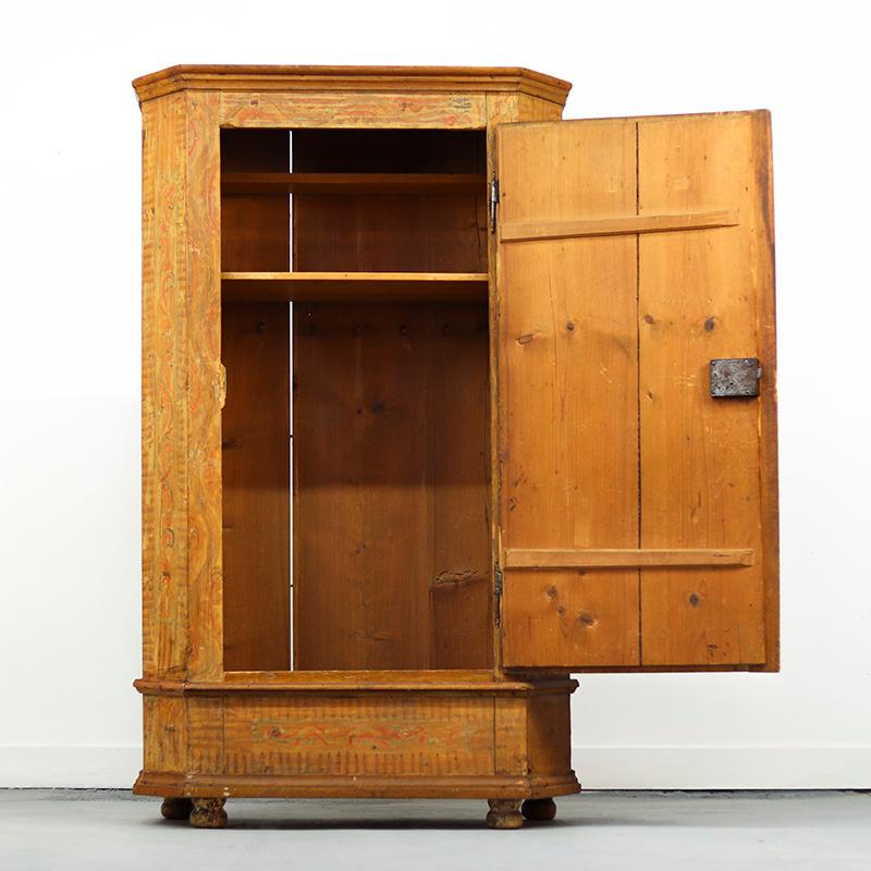 Antique Painted Folk Art Farmhouse Bridal Cabinet 1815 principios del siglo XIX en venta