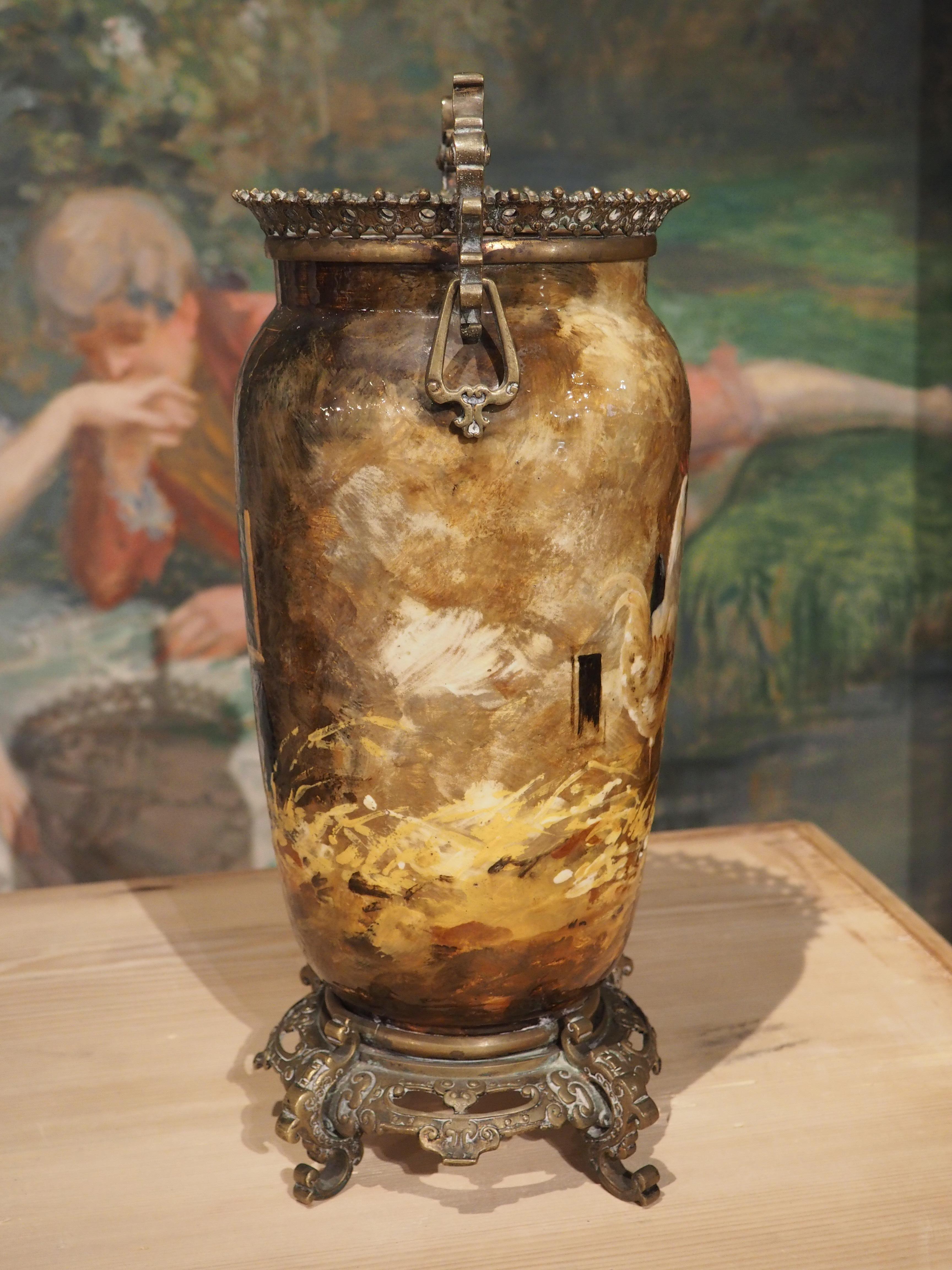 Peint à la main Vase Barbotine français ancien peint par Théodore Lefront, circa 1880 en vente