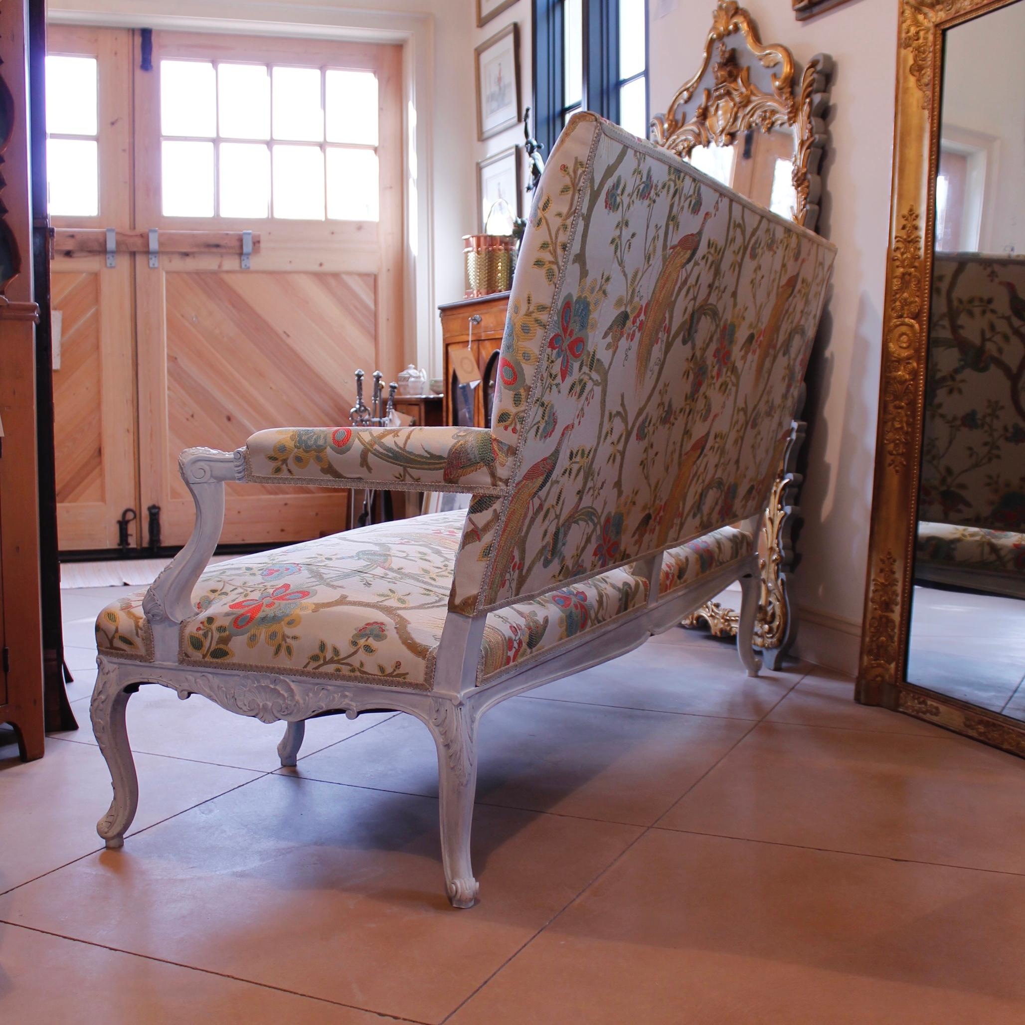 Antike gemalt Französisch Régence Stil Sofa oder Settee im Zustand „Gut“ im Angebot in Free Union, VA