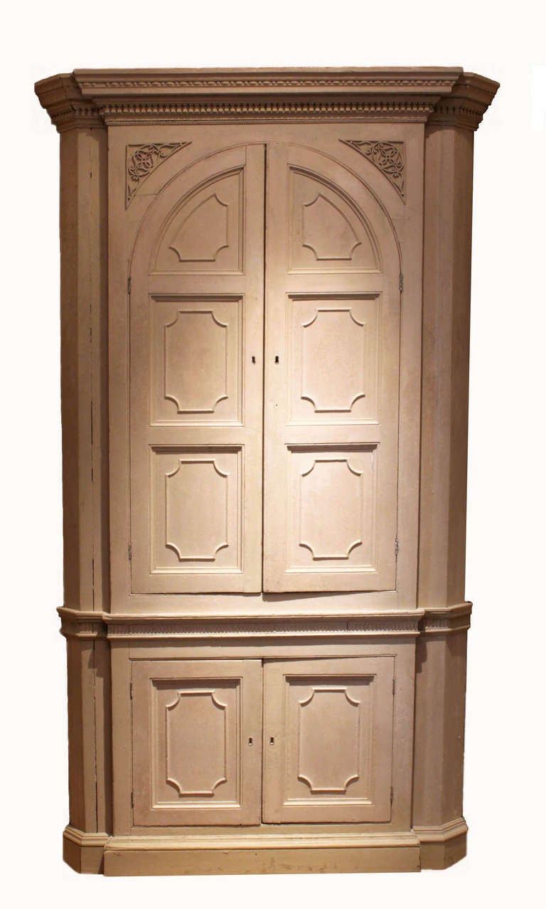 Painted corner cupboard.
A good George III architectural pine corner cupboard with most of its original cream paint - one of the best we have had. Bold cornice with carved egg and dart moulding and dentils, a superb barrel-shaped interior with the