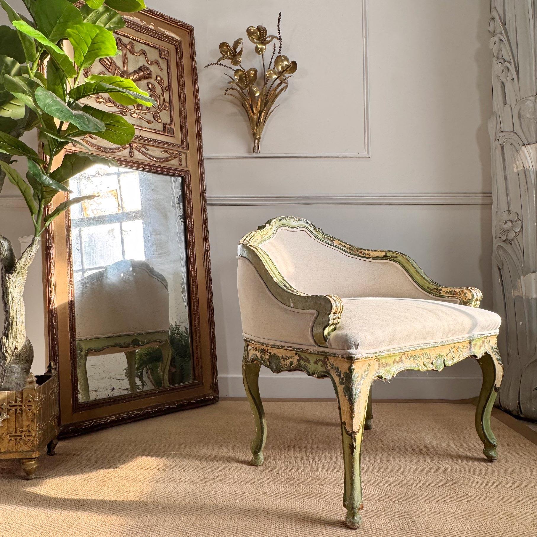 Preciosa e increíblemente decorativa silla policromada veneciana italiana de principios del siglo XIX, retapizada en algodón neutro. La silla se eleva sobre elegantes patas cabriolé, con motivos florales únicos y cautivadores pintados a mano por