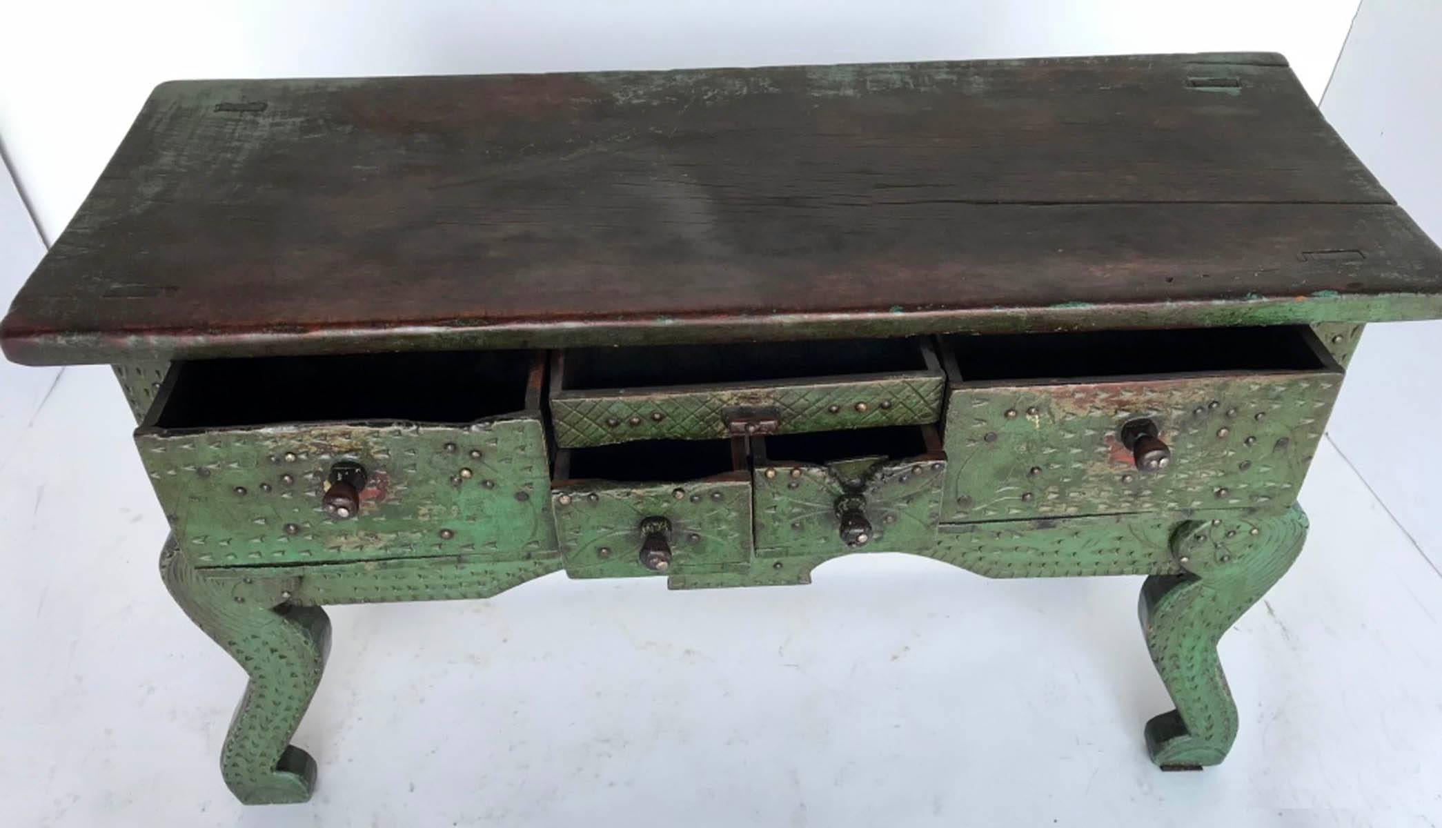 Antique Painted Guatemalan Nahuala Lion's Leg Folk Art Table with Five Drawers (Guatemaltekisch)