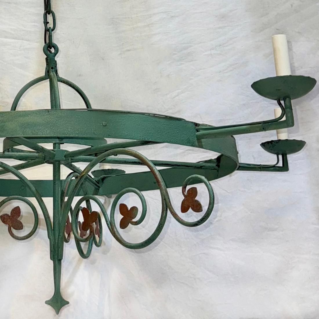 Lampadario in ferro battuto inglese del 1900 circa con finitura dipinta. 6 luci.

Misure:
Diametro: 47