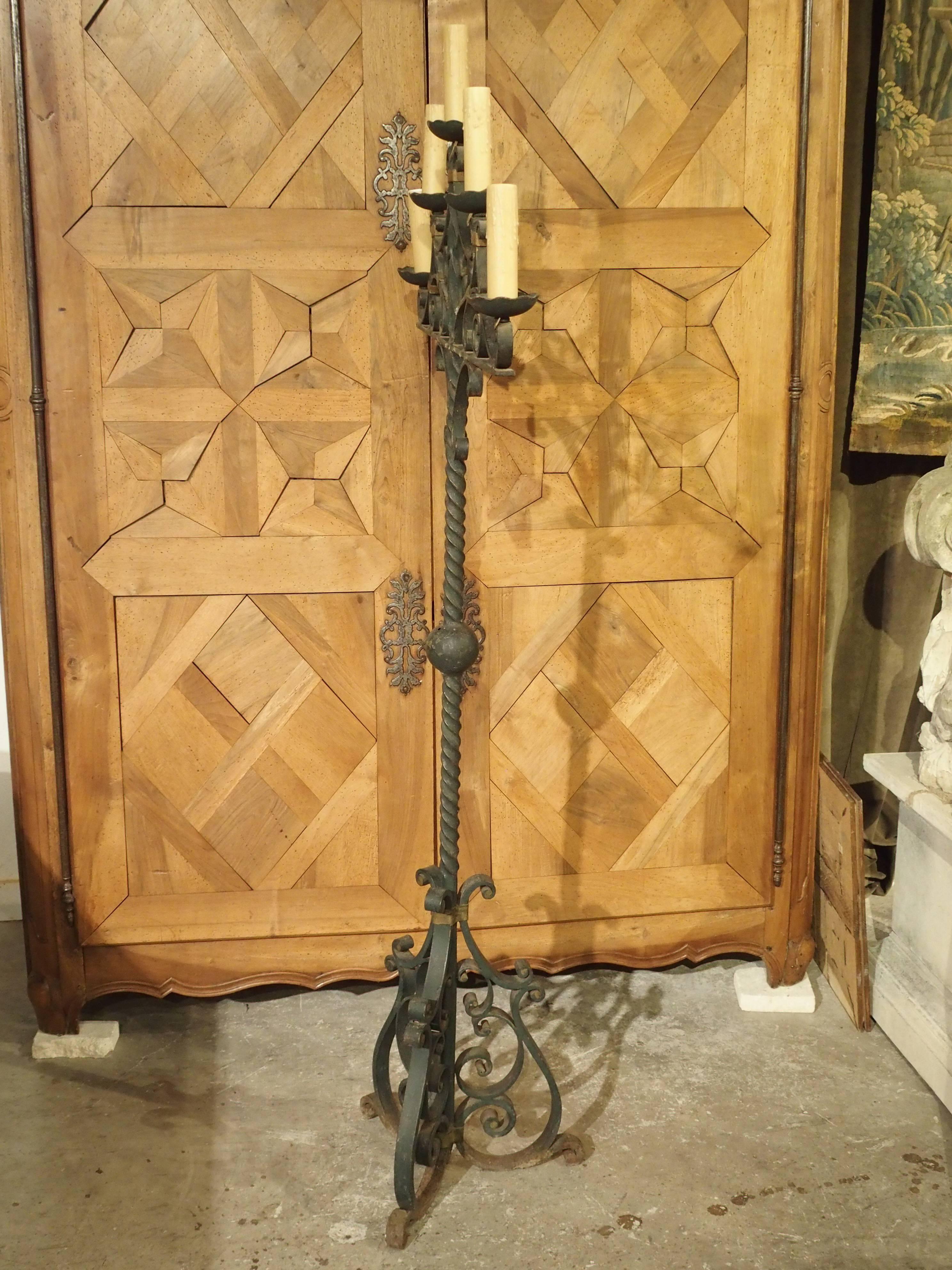 Gothique Torchère de sol ancienne en fer peint de France, début des années 1900 en vente