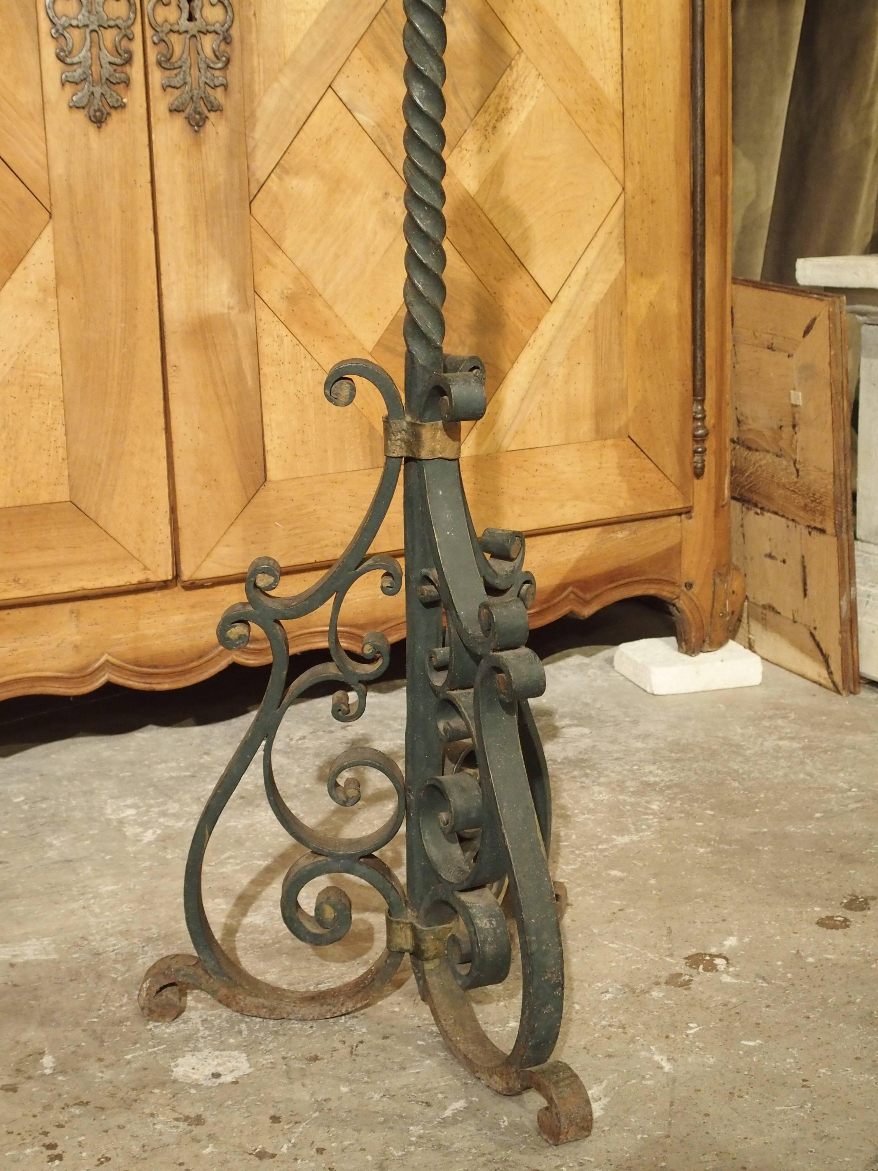 Torchère de sol ancienne en fer peint de France, début des années 1900 Bon état - En vente à Dallas, TX
