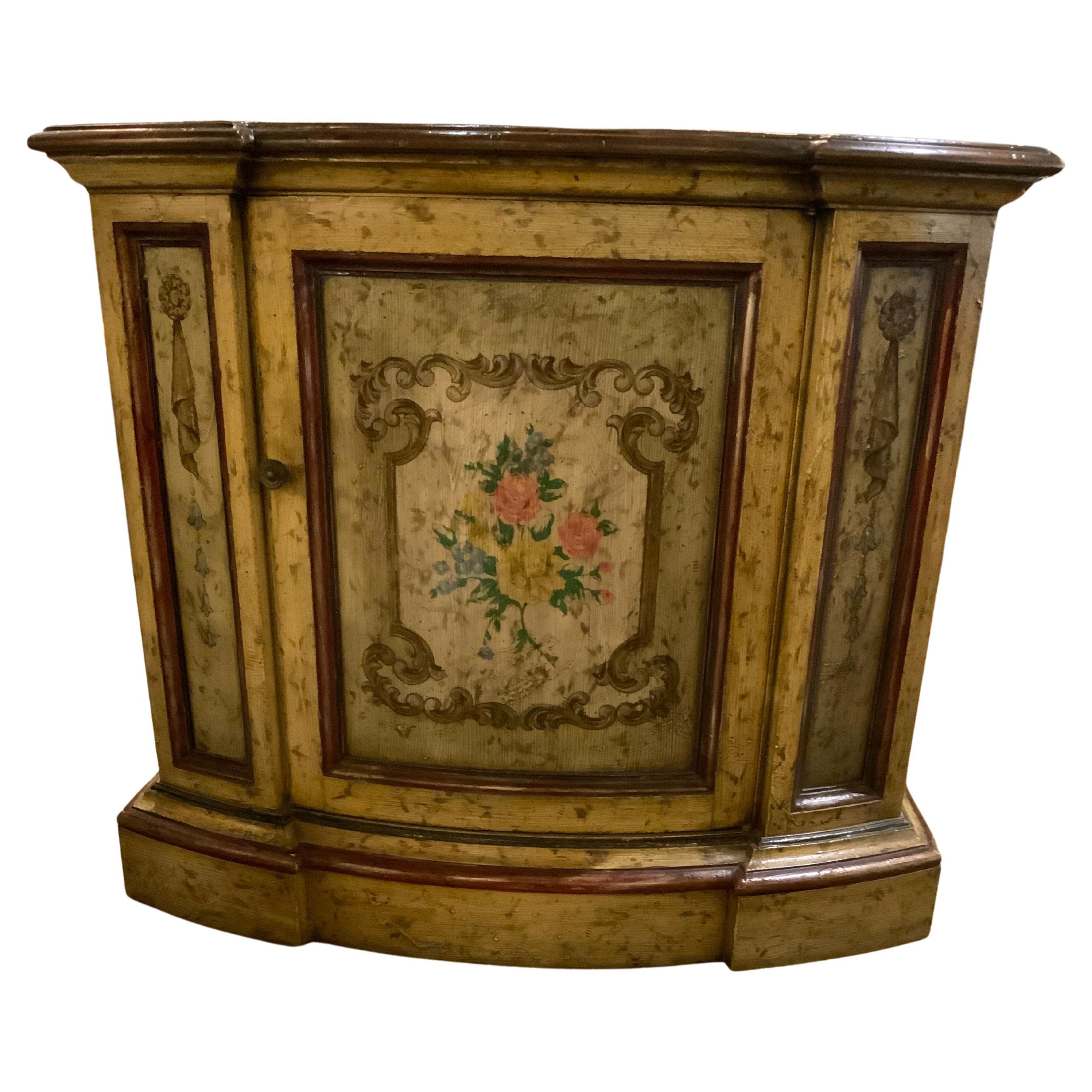 Antik lackierter italienischer Schrank