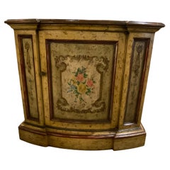 Antik lackierter italienischer Schrank