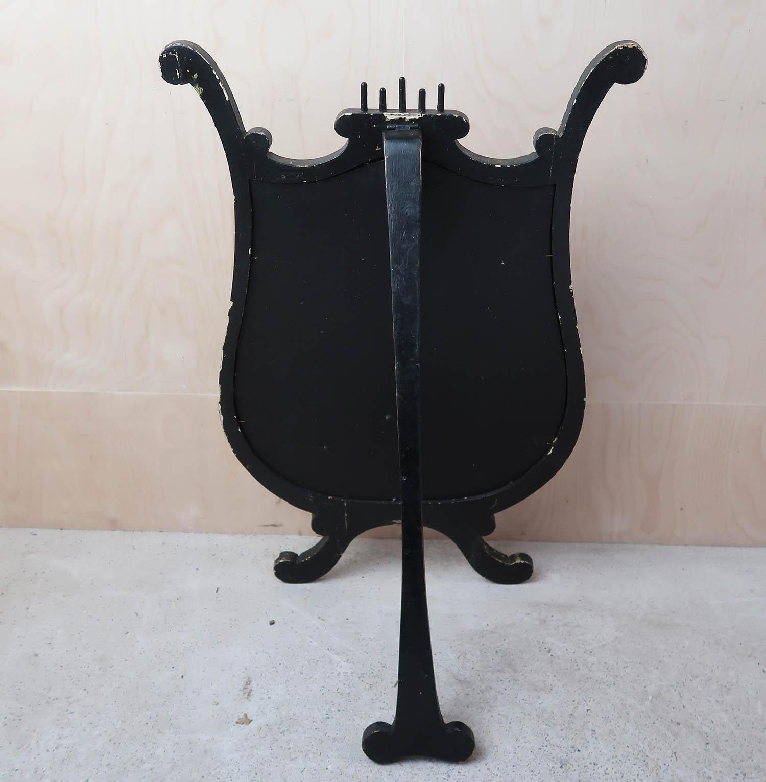 Antike bemalte Leier in Form einer Staffelei Kaminschirm. Englisch Ende 19. Jahrhundert (Zinn) im Angebot