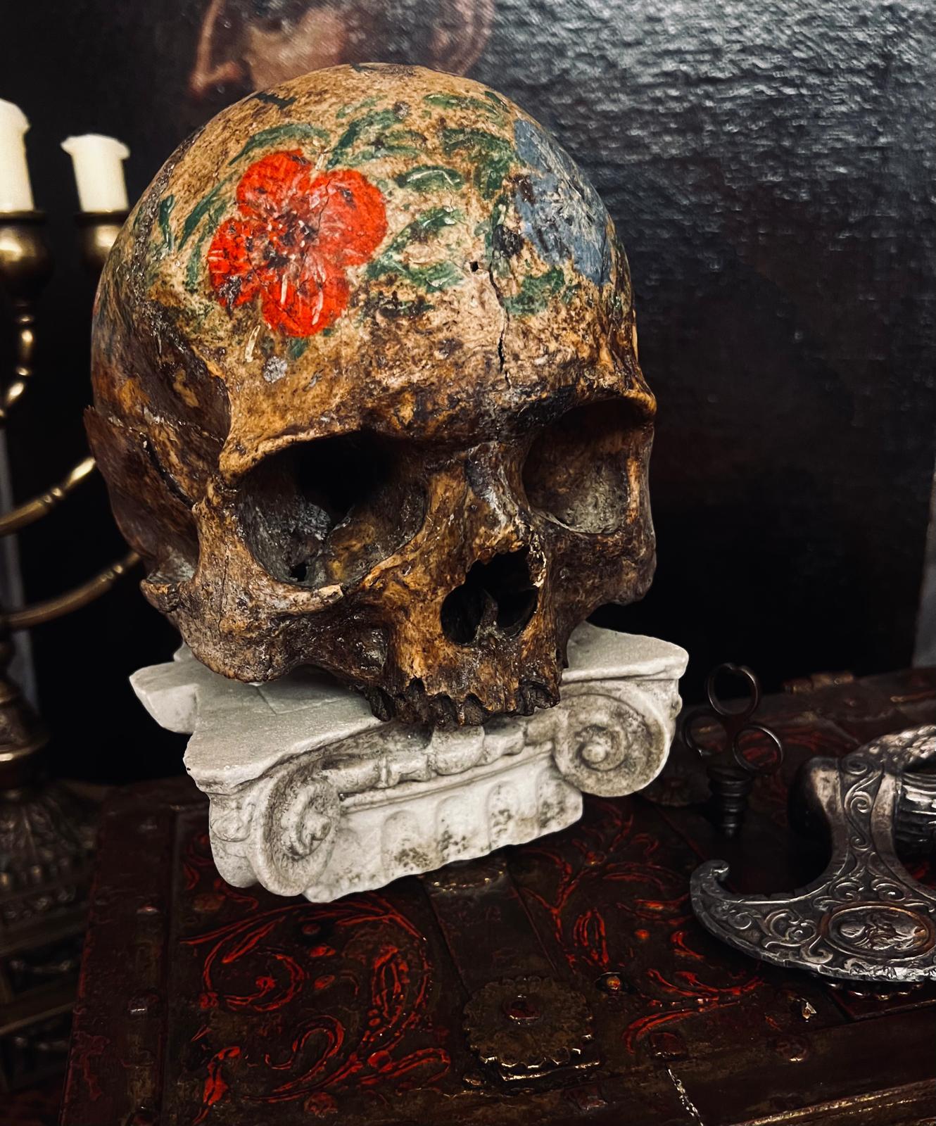 Un objeto realmente extraordinario y evocador: una calavera de madera tallada a mano del siglo XVIII, ricamente pintada a mano e inscrita con la fecha de 1769. Este raro Memento Mori se creó como meditación sobre la fugacidad de la vida, encarnando